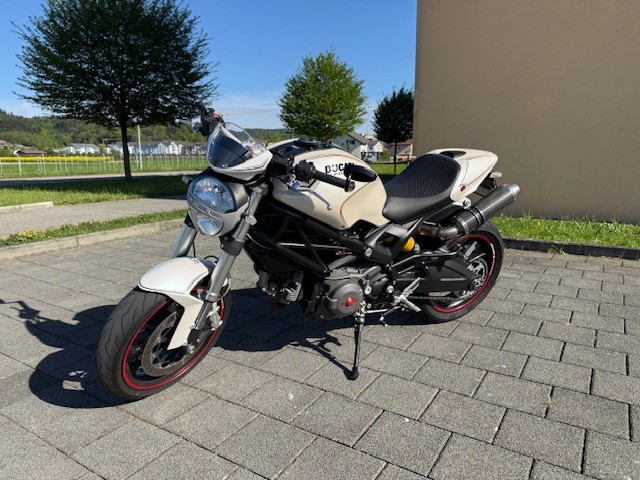 DUCATI Monster 696