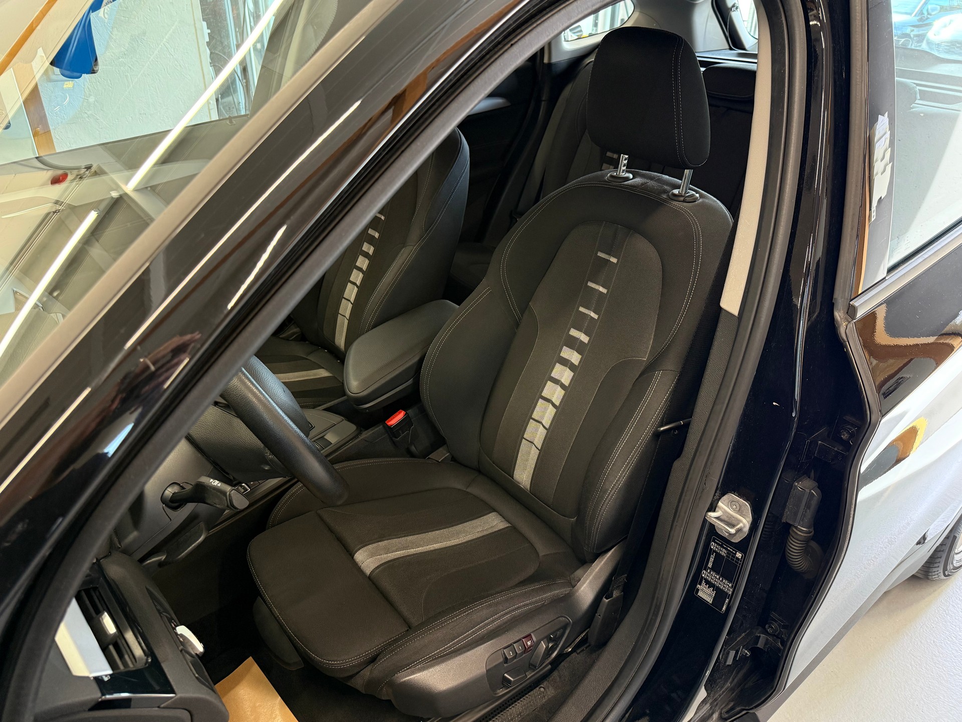 BMW X1 sDrive 18d Essential Edition Steptronic-image-10