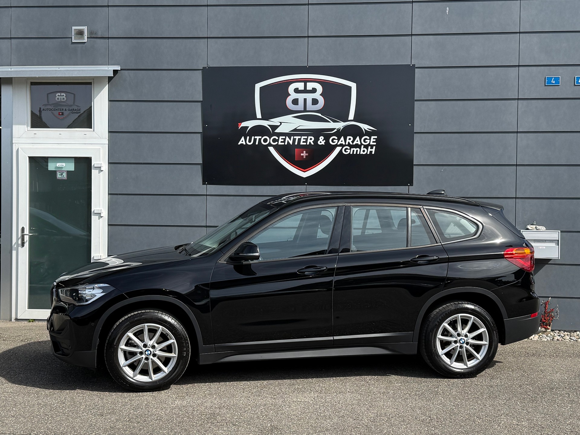 BMW X1 sDrive 18d Essential Edition Steptronic-showroom-element-3