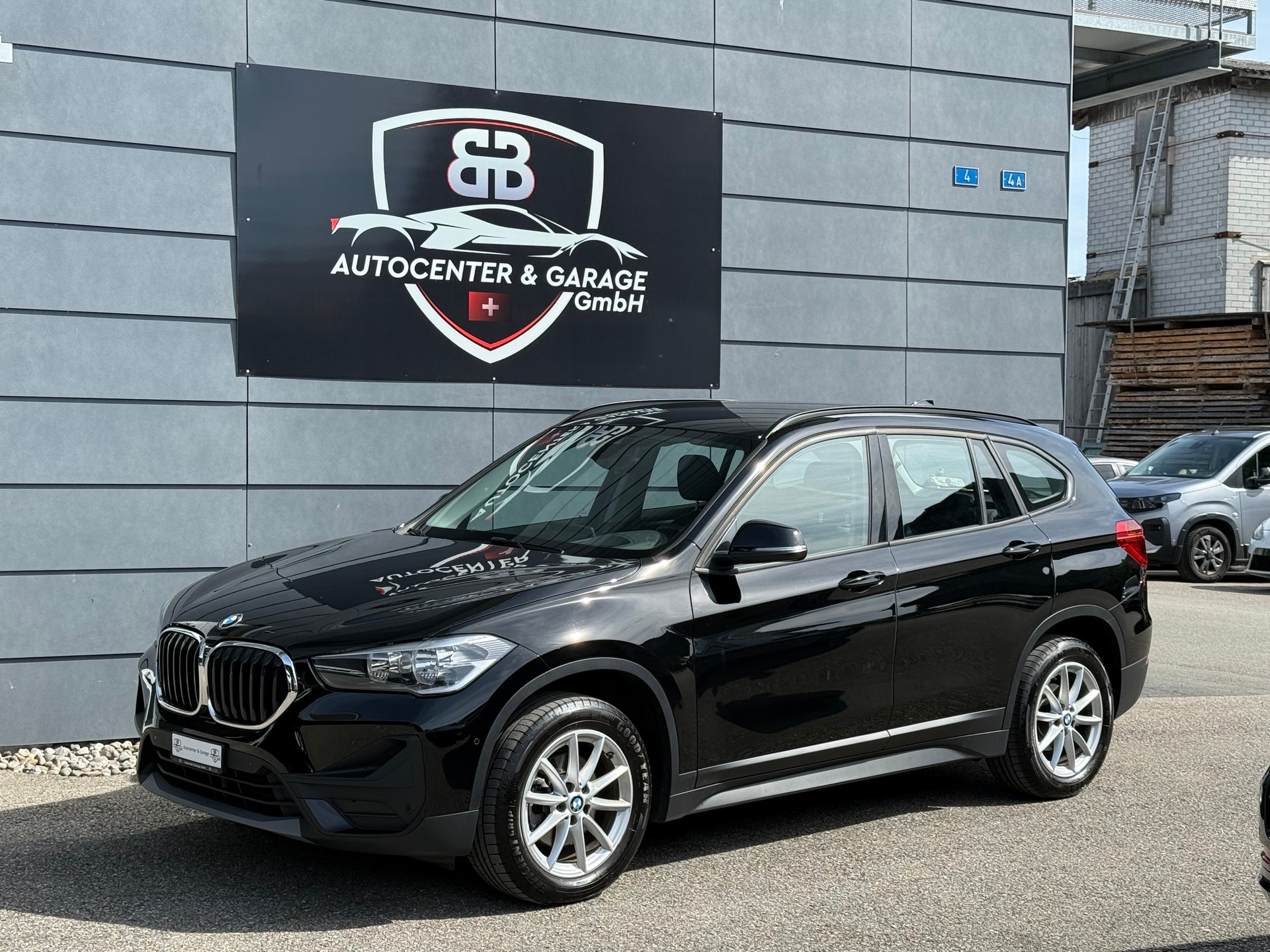 BMW X1 sDrive 18d Essential Edition Steptronic-showroom-element-2