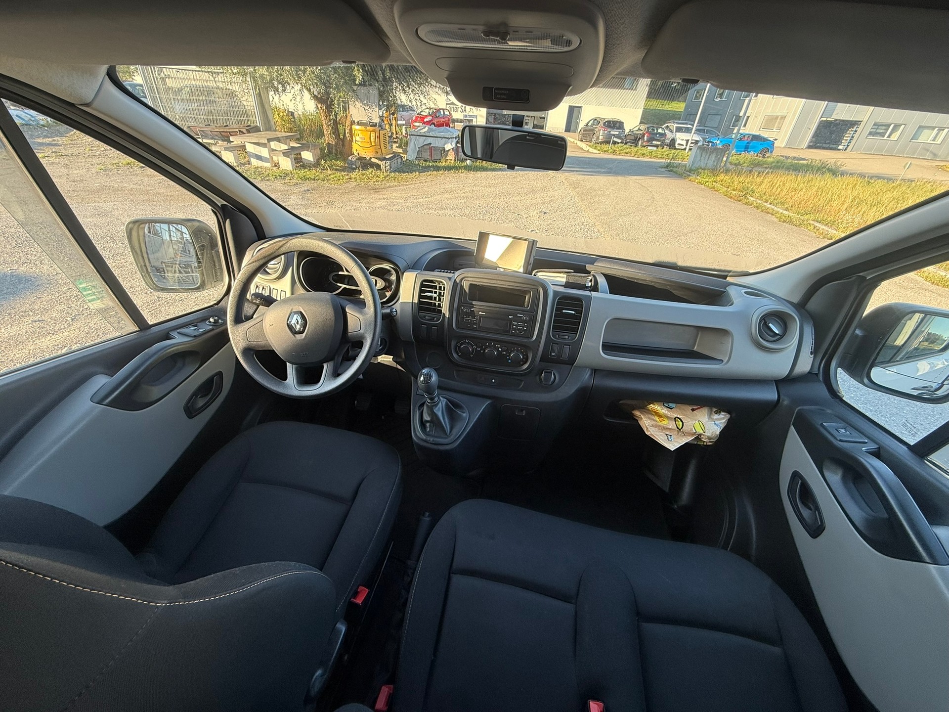 RENAULT TRAFIC-image-4