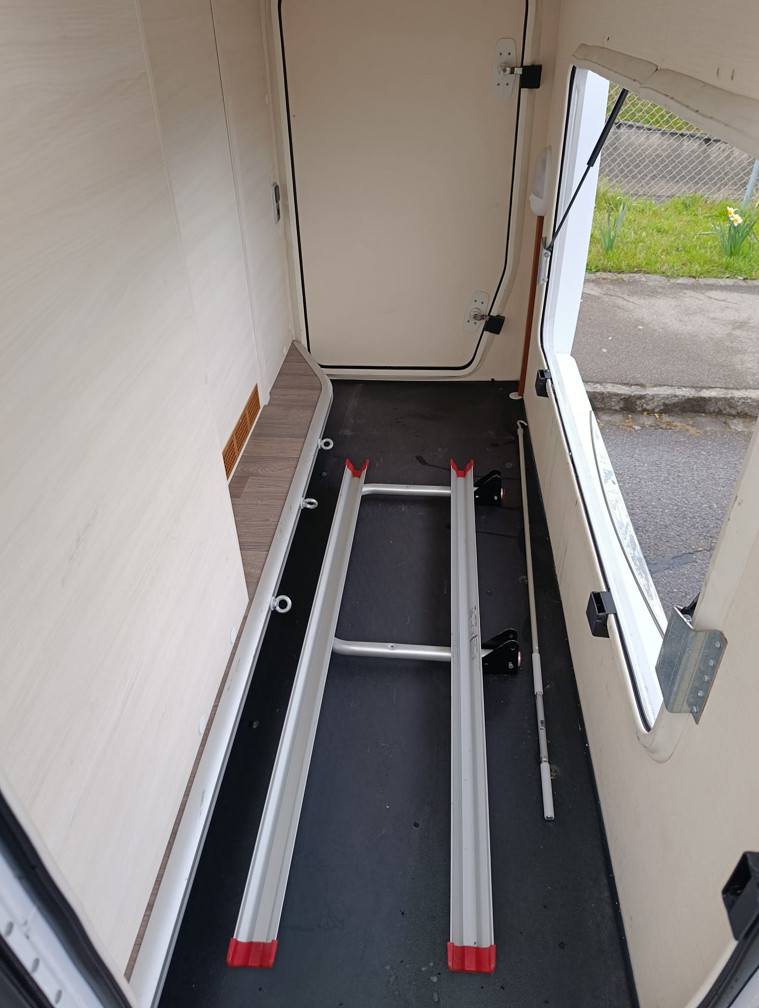 CHALLENGER Trigano FD4 ***Top gepflegter Familien-Camper mit Pkw-Fahrkomfort***Dieselheizung *Hubbett *Fahrerhausverdunklung *Navigation *-image-11