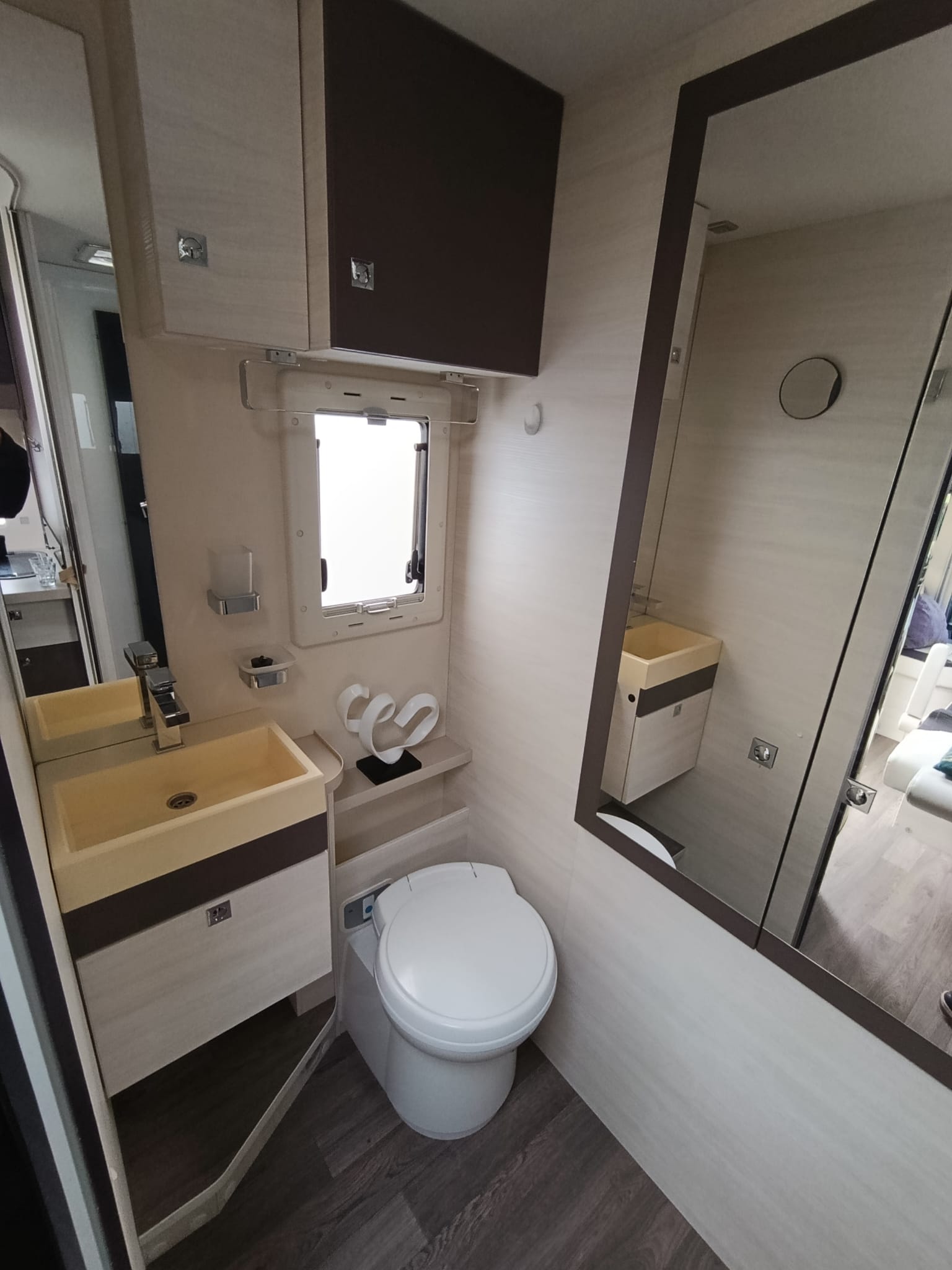 CHALLENGER Trigano FD4 ***Top gepflegter Familien-Camper mit Pkw-Fahrkomfort***Dieselheizung *Hubbett *Fahrerhausverdunklung *Navigation *-image-21