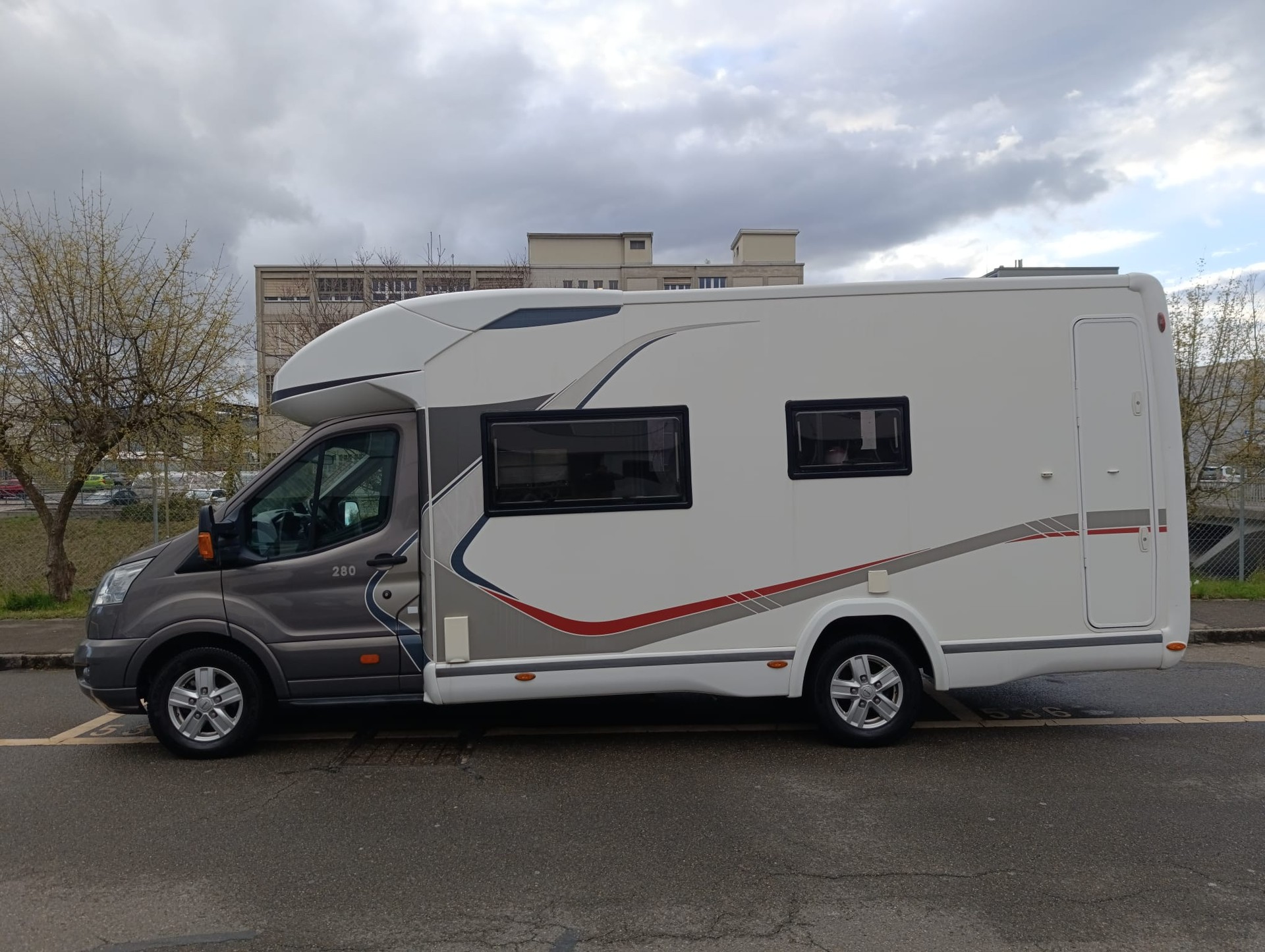 CHALLENGER Trigano FD4 ***Top gepflegter Familien-Camper mit Pkw-Fahrkomfort***Dieselheizung *Hubbett *Fahrerhausverdunklung *Navigation *-image-6