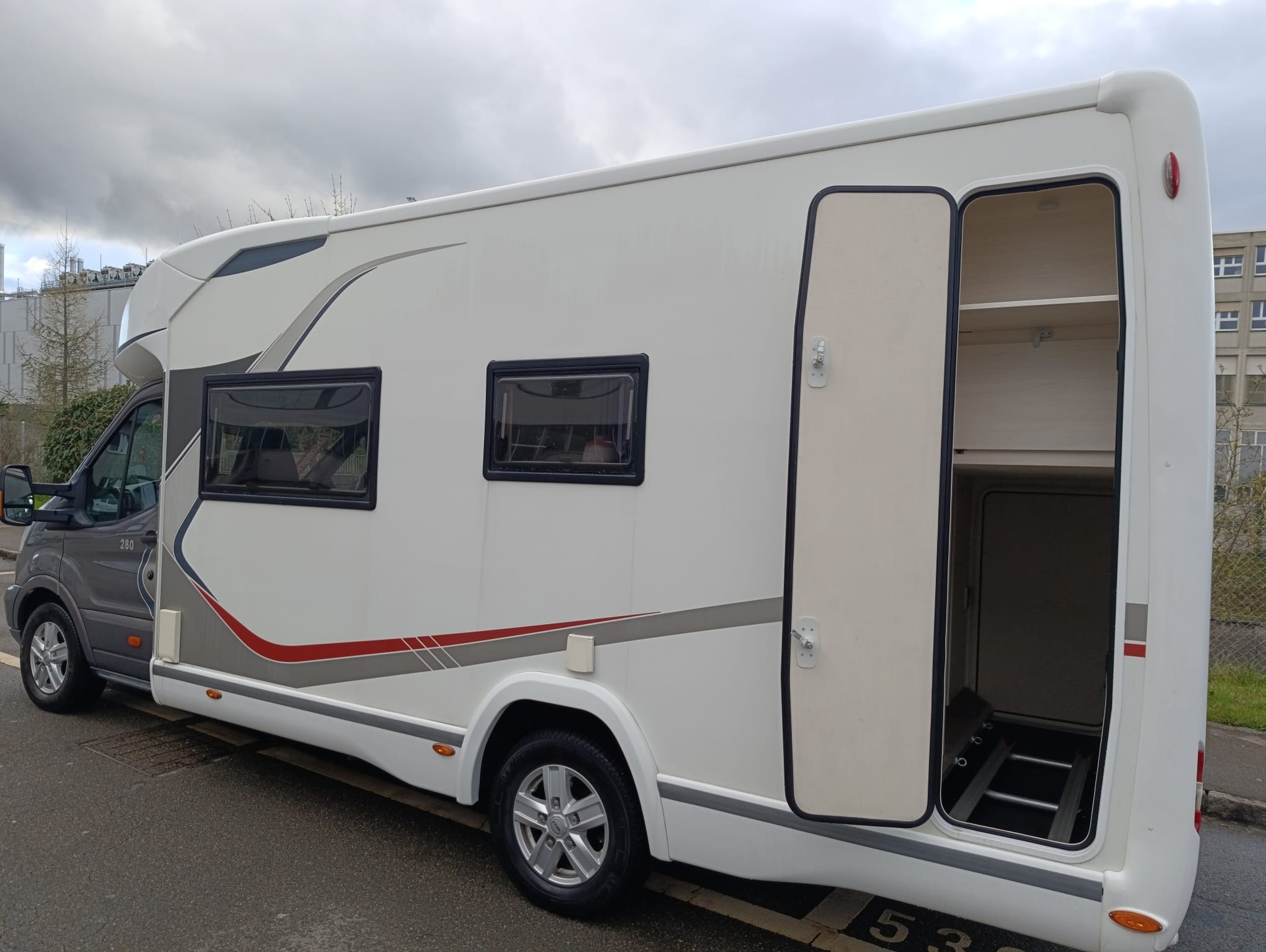 CHALLENGER Trigano FD4 ***Top gepflegter Familien-Camper mit Pkw-Fahrkomfort***Dieselheizung *Hubbett *Fahrerhausverdunklung *Navigation *-image-9