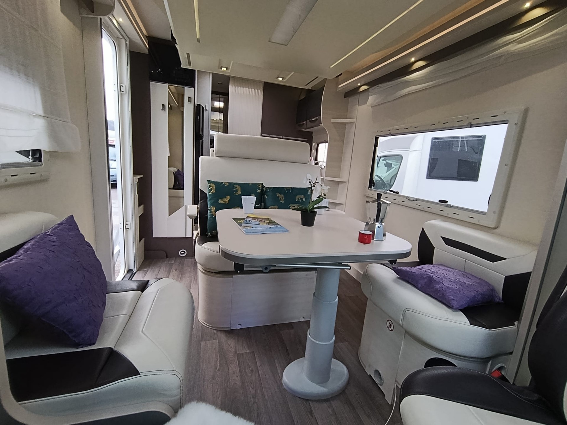 CHALLENGER Trigano FD4 ***Top gepflegter Familien-Camper mit Pkw-Fahrkomfort***Dieselheizung *Hubbett *Fahrerhausverdunklung *Navigation *-image-18