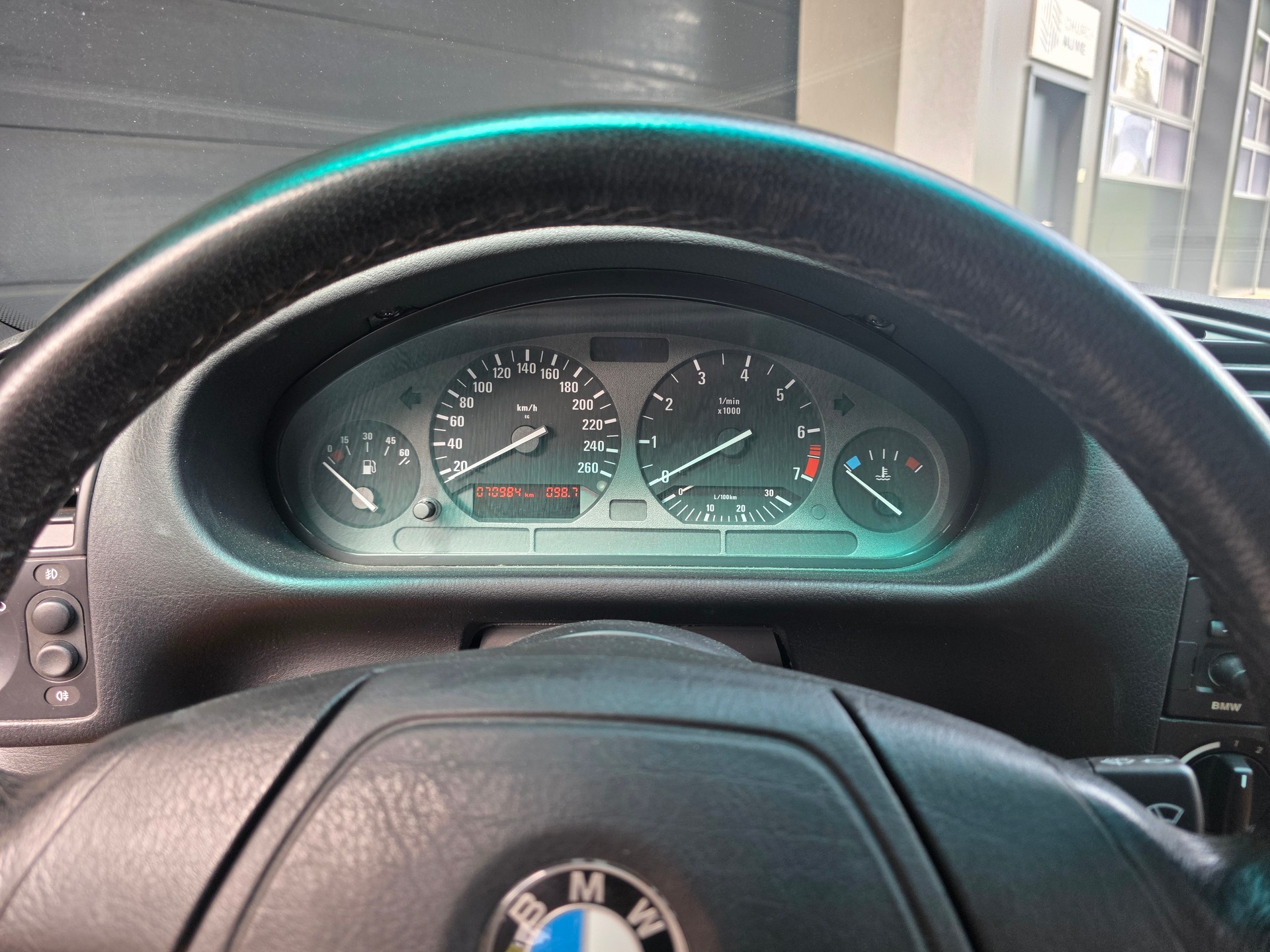BMW 320i Cabrio M-Technik-image-10
