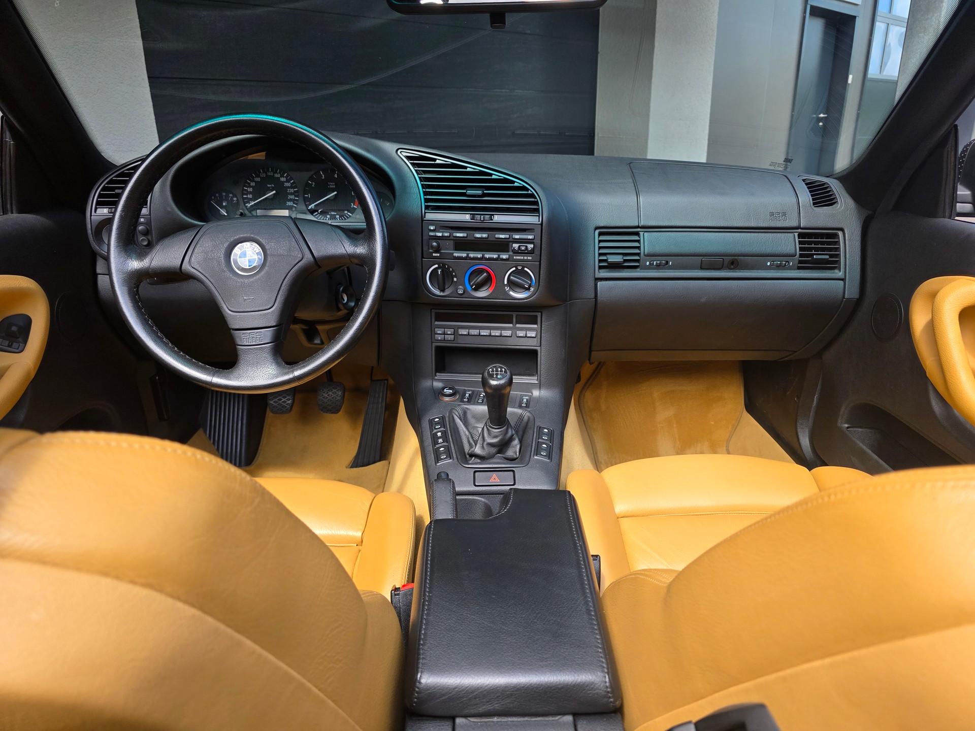 BMW 320i Cabrio M-Technik-image-11