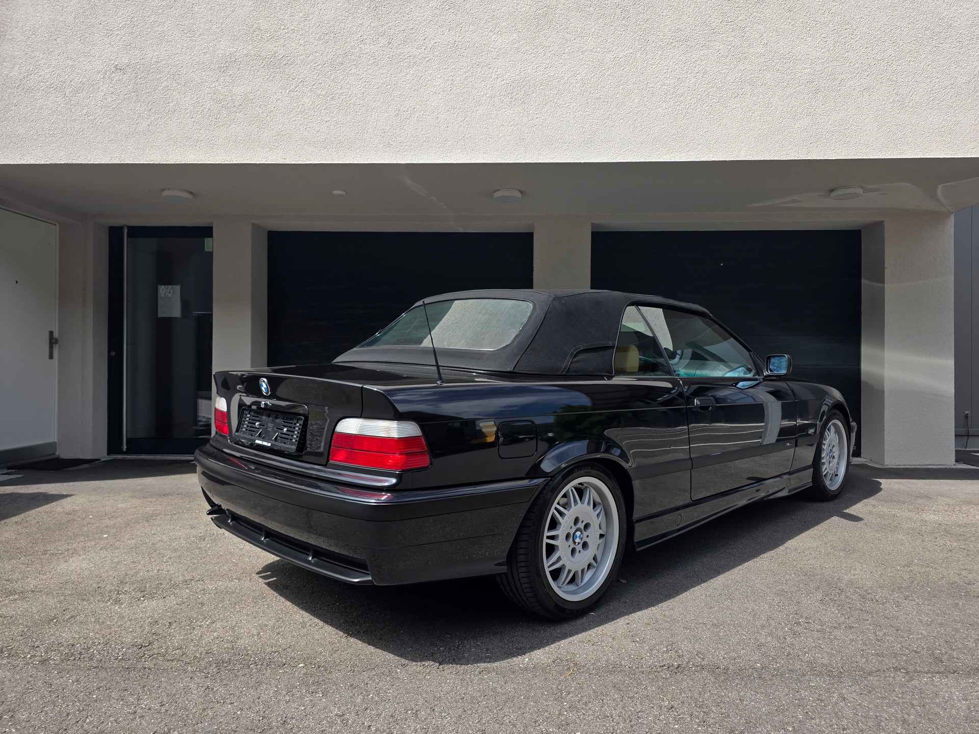 BMW 320i Cabrio M-Technik-image-2