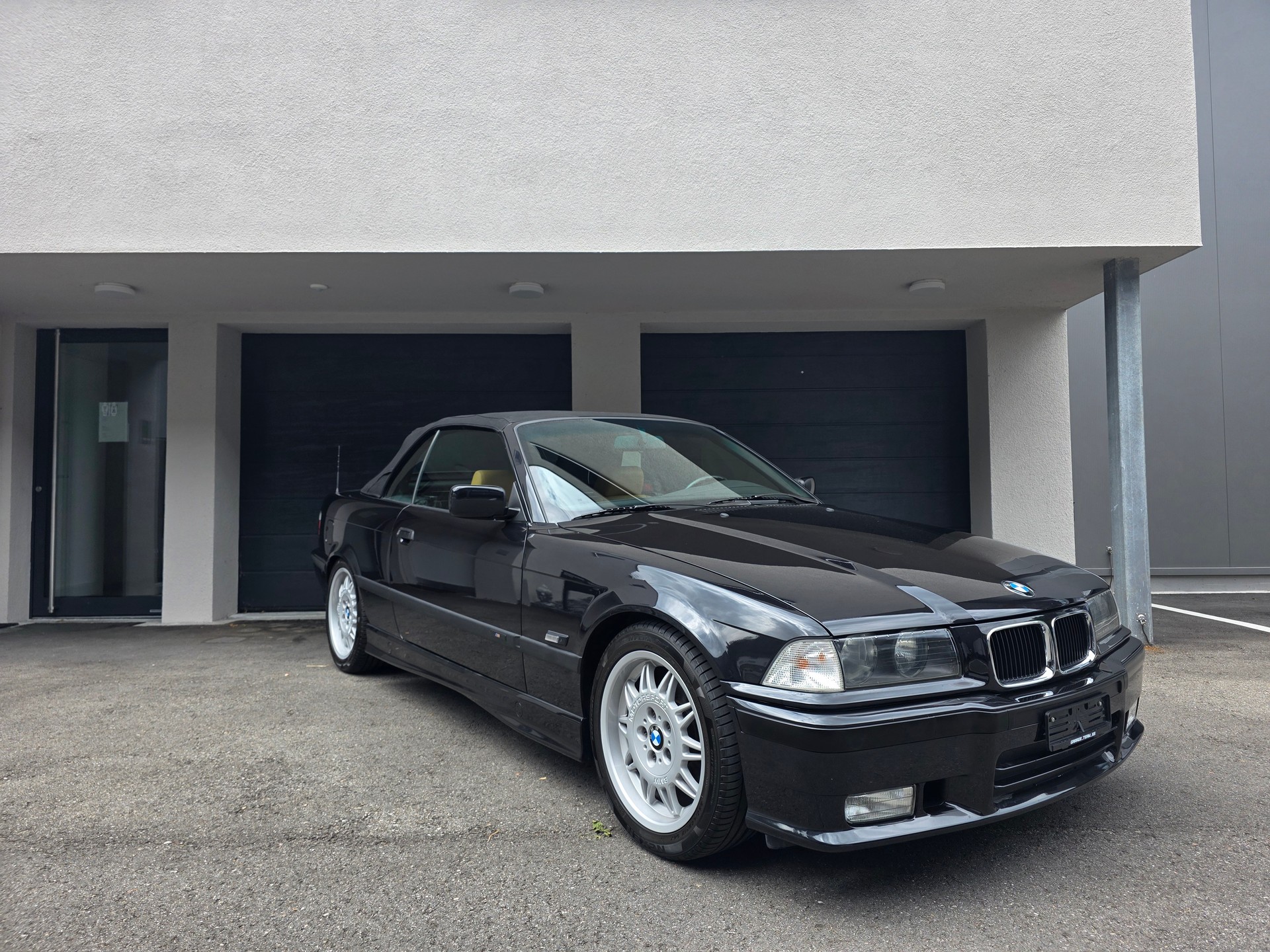 BMW 320i Cabrio M-Technik-image-1