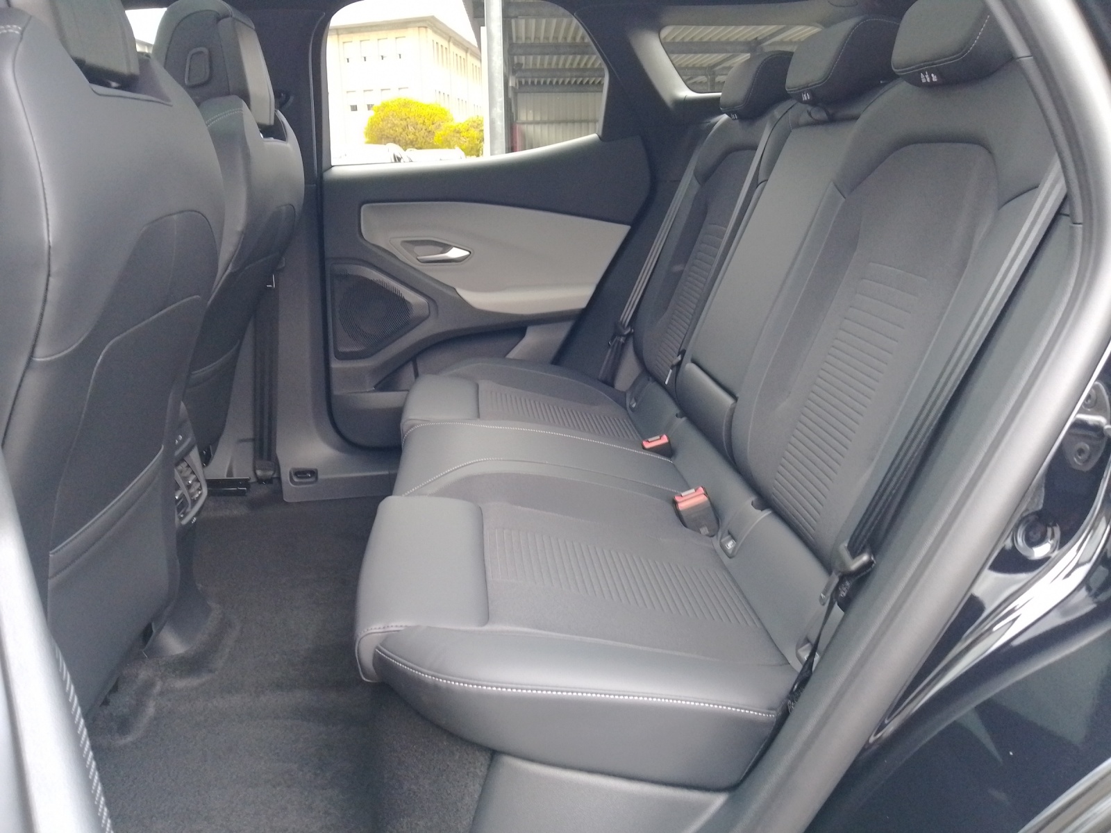 FORD Explorer Extended Range Premium AWD-image-12