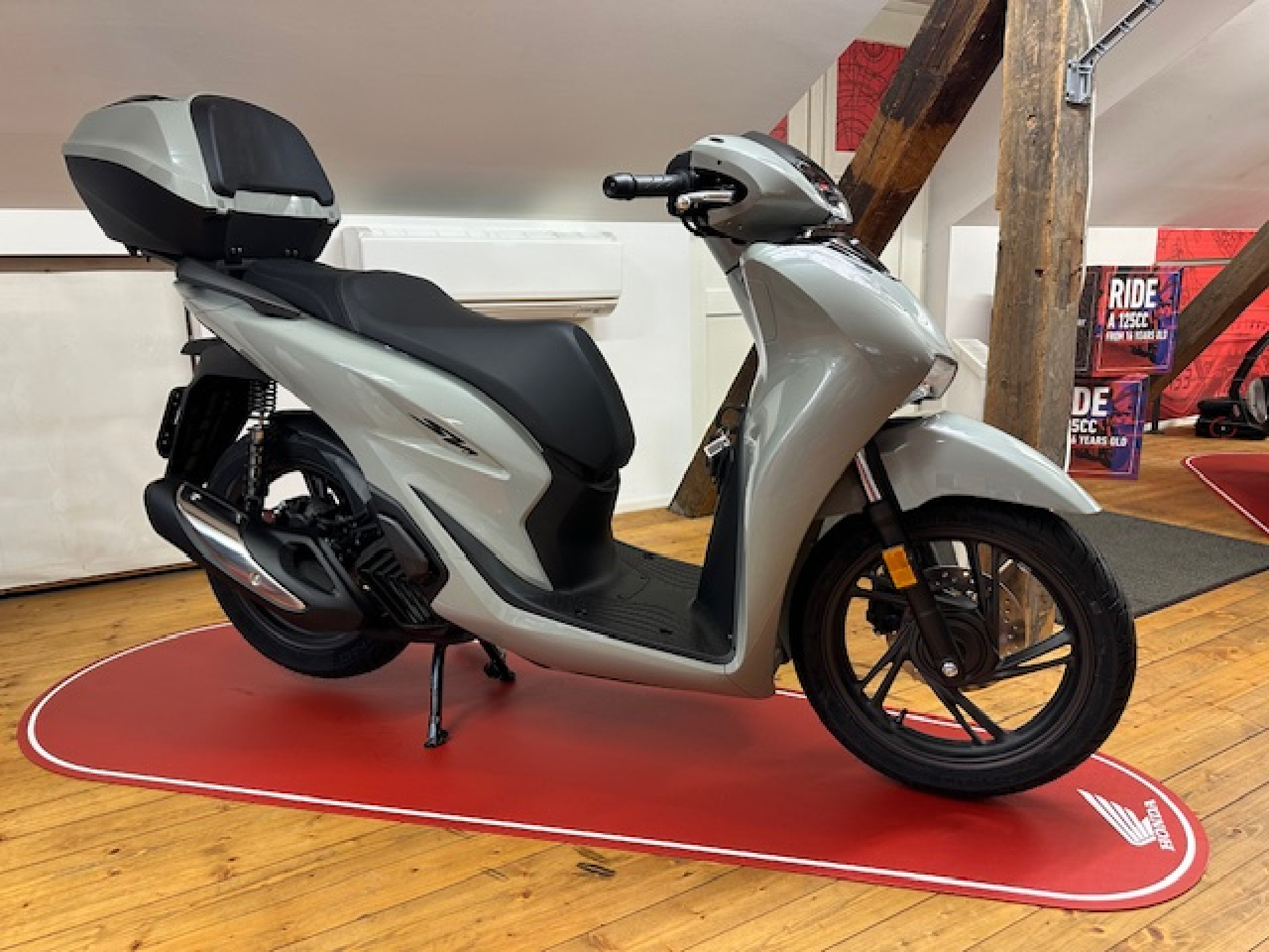 HONDA SH 125 Smart Top Box TOP Occasion mit wenig Kilometer-image-0