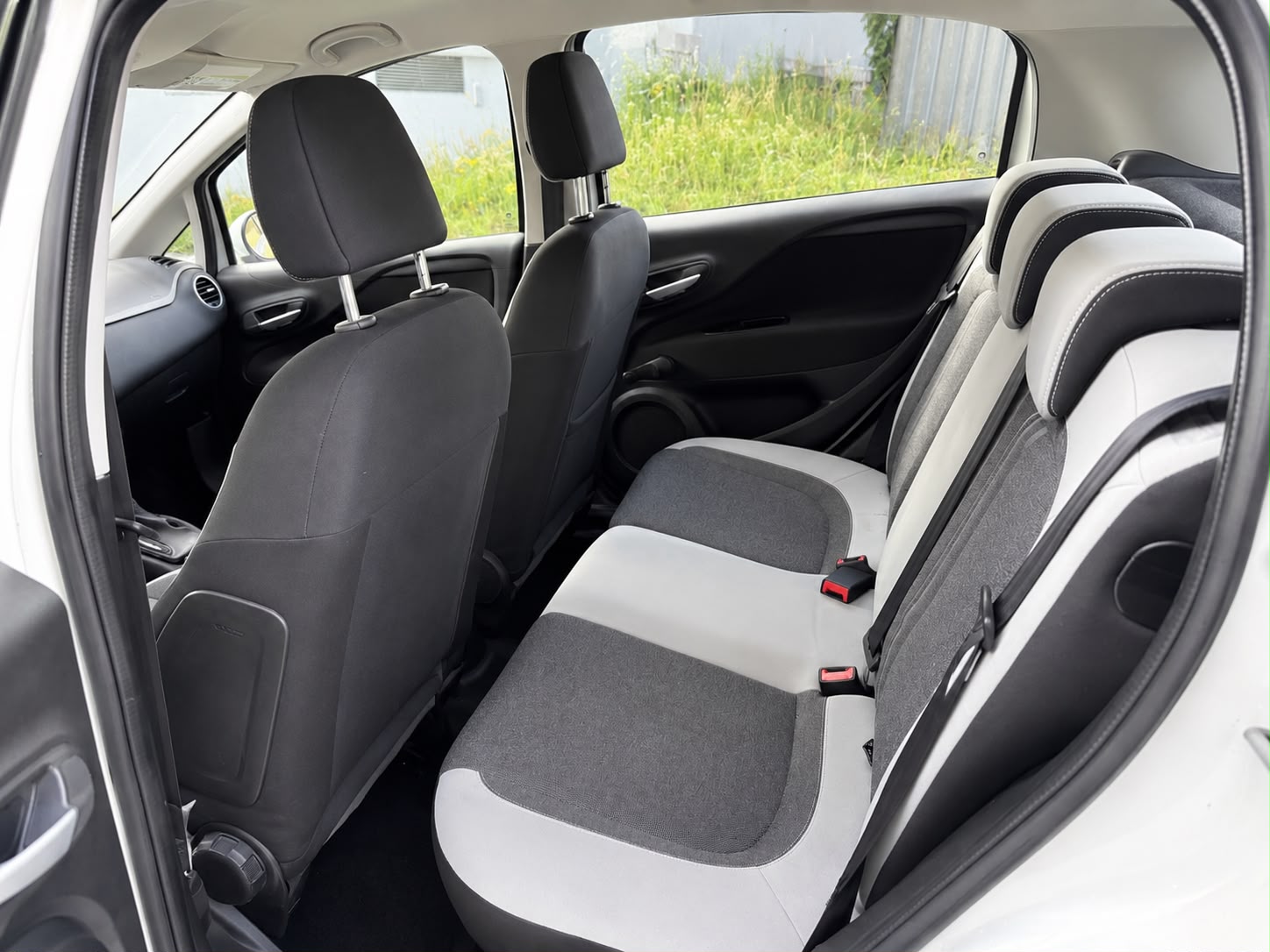 FIAT Punto 1.4 Lounge-image-13