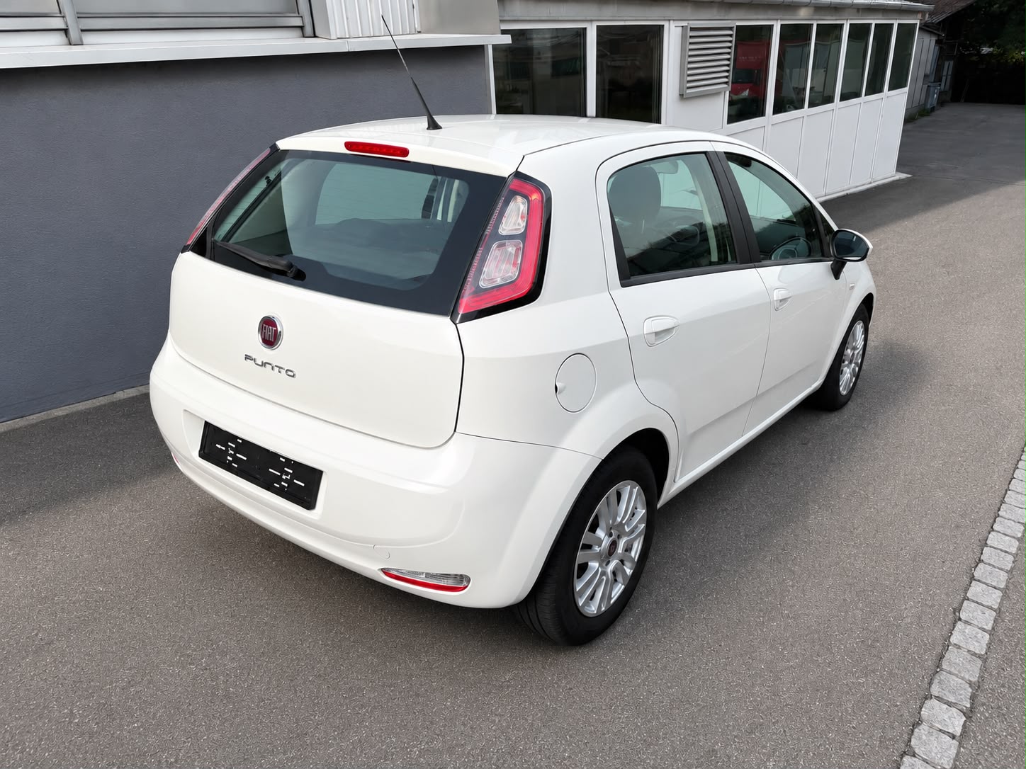 FIAT Punto 1.4 Lounge-showroom-element-2
