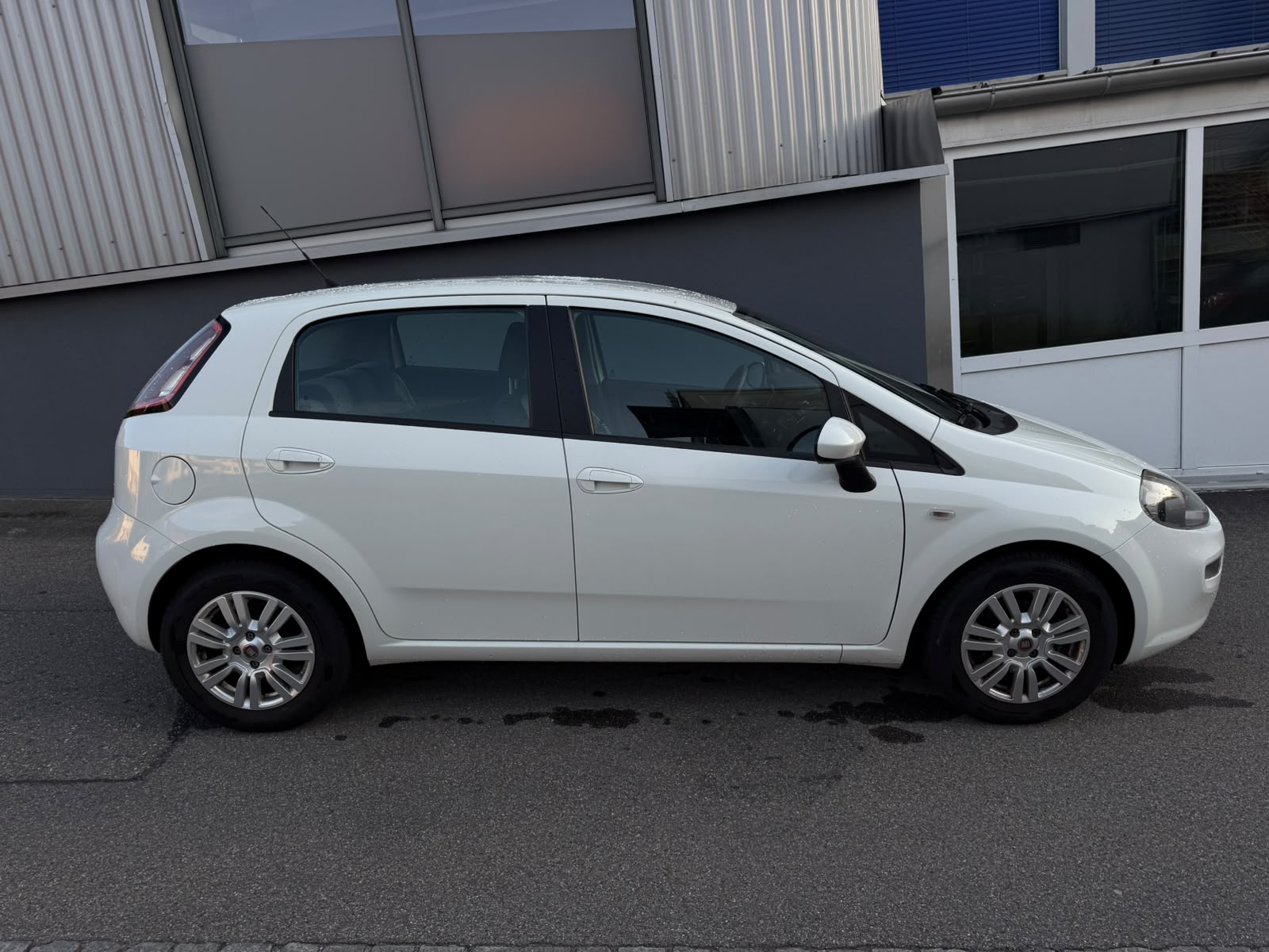 FIAT Punto 1.4 Lounge-showroom-element-3