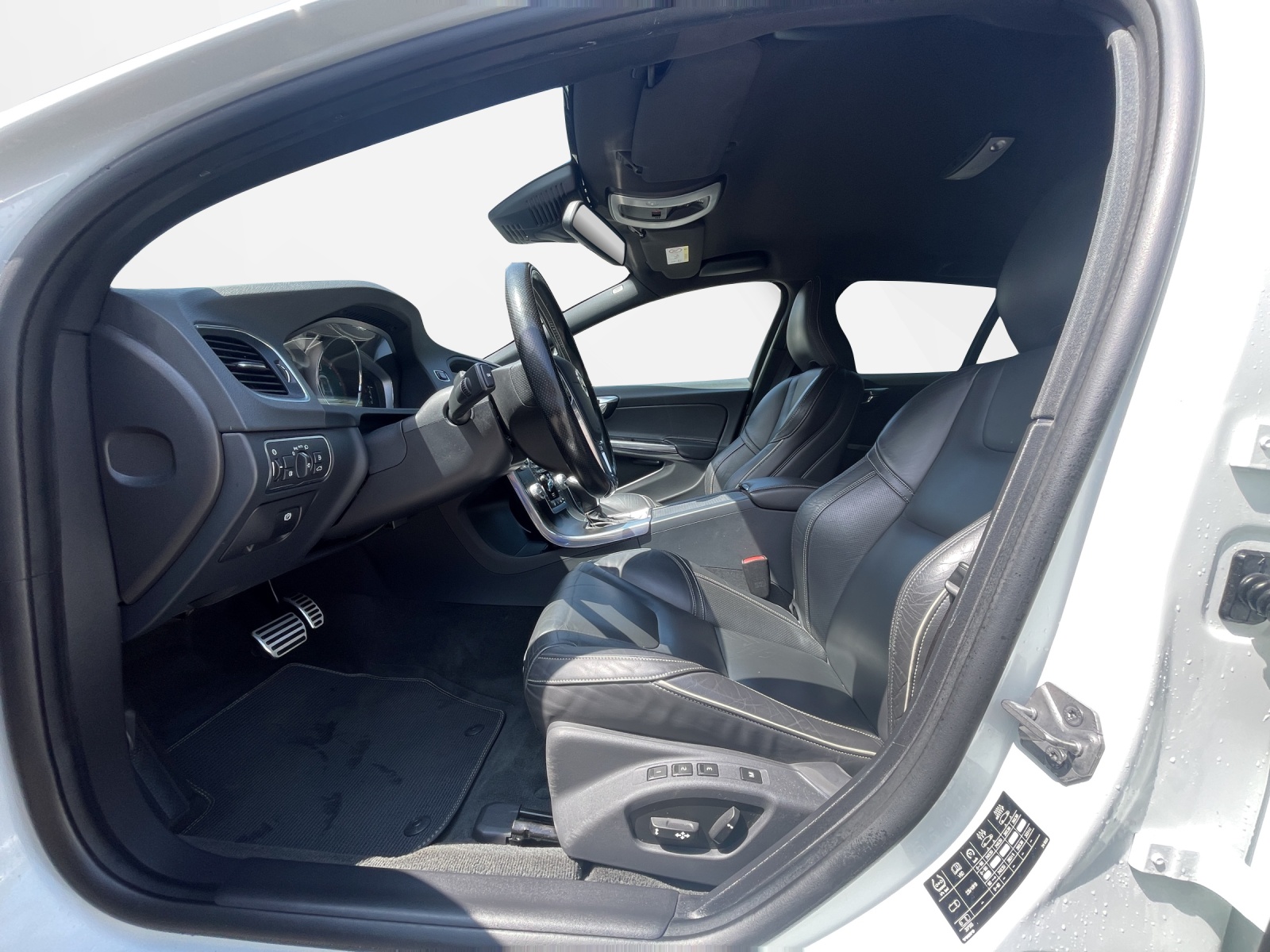 VOLVO V60 2.0 D4 Momentum R-Design S/S-image-9