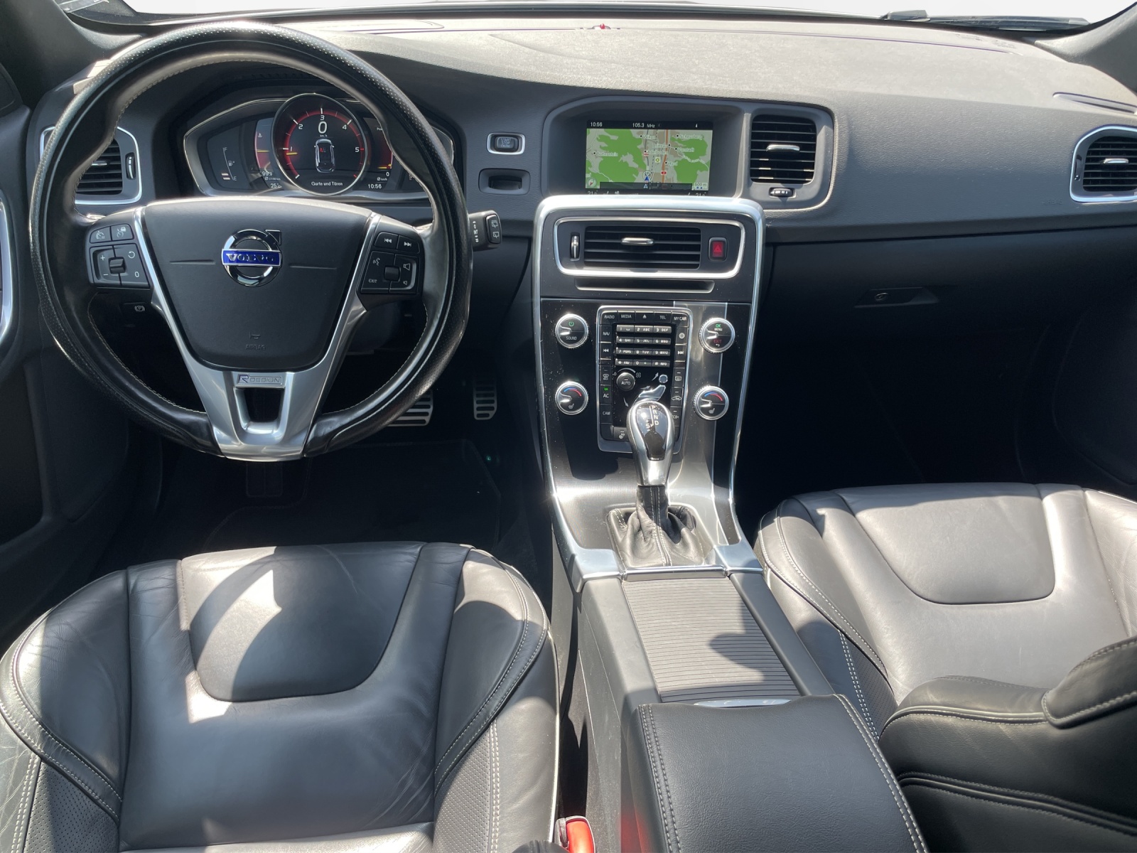 VOLVO V60 2.0 D4 Momentum R-Design S/S-image-10