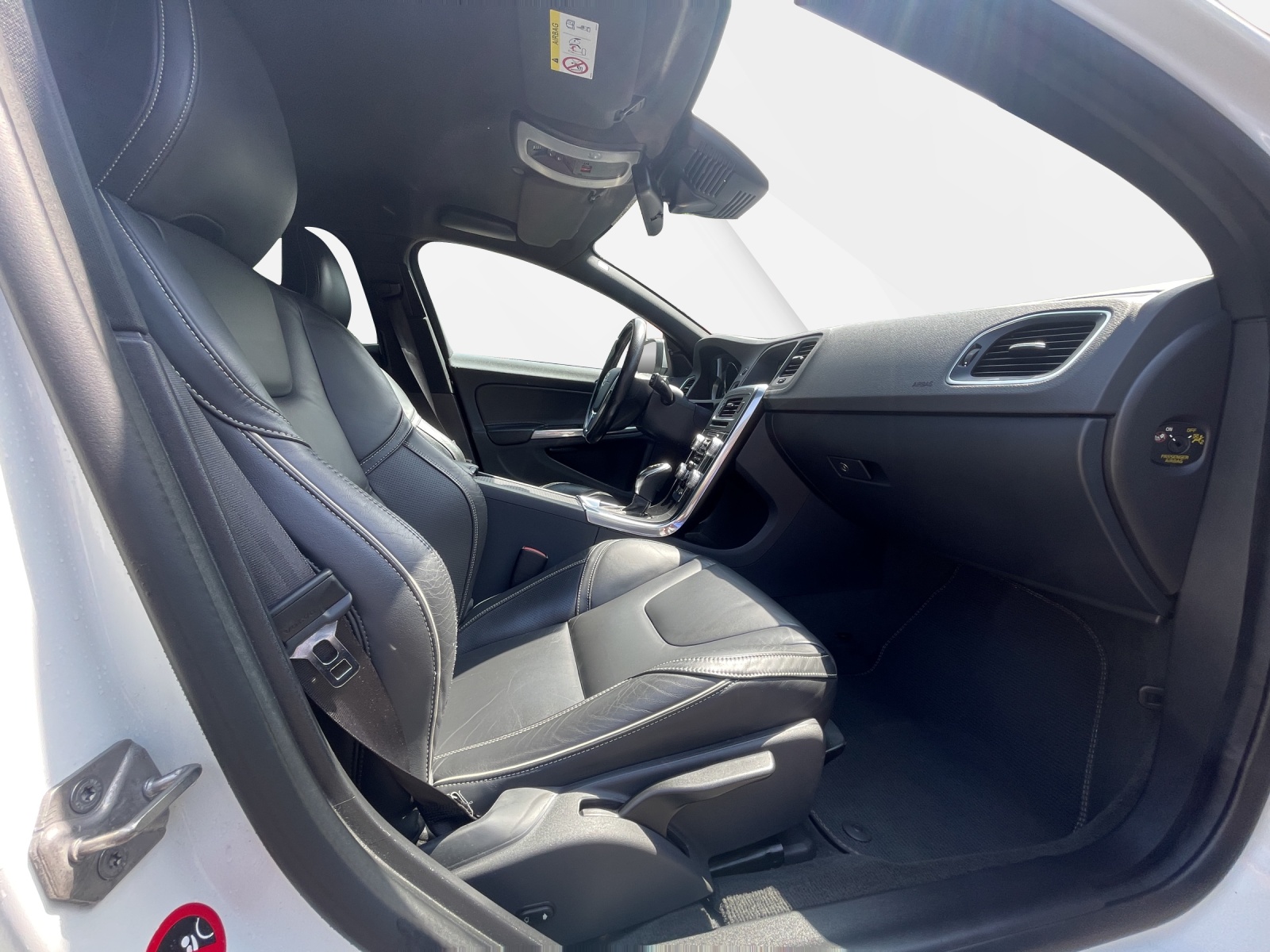 VOLVO V60 2.0 D4 Momentum R-Design S/S-image-15