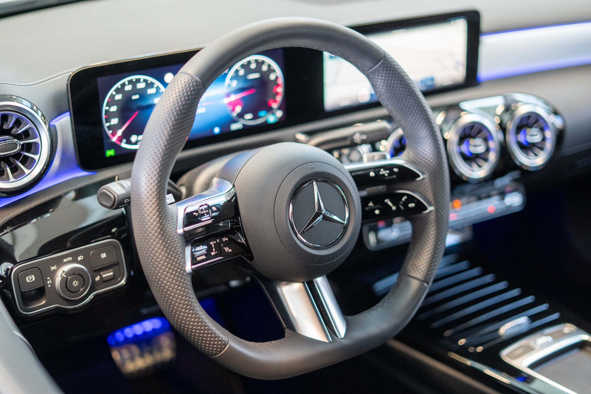 MERCEDES-BENZ CLA 200 AMG Line / Facelift / Rückfahrkamera / Ambientebeleuchtung-image-10