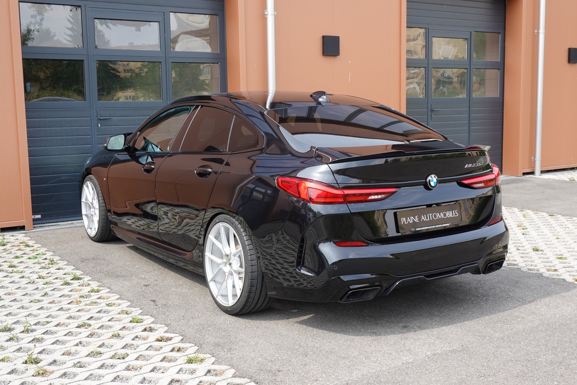 BMW M235i Gran Coupé xDrive - "CH Auto * Harman Kardon * Caméra * Tempomat Adaptatif * Service gratuit * Sièges Sport"-image-9