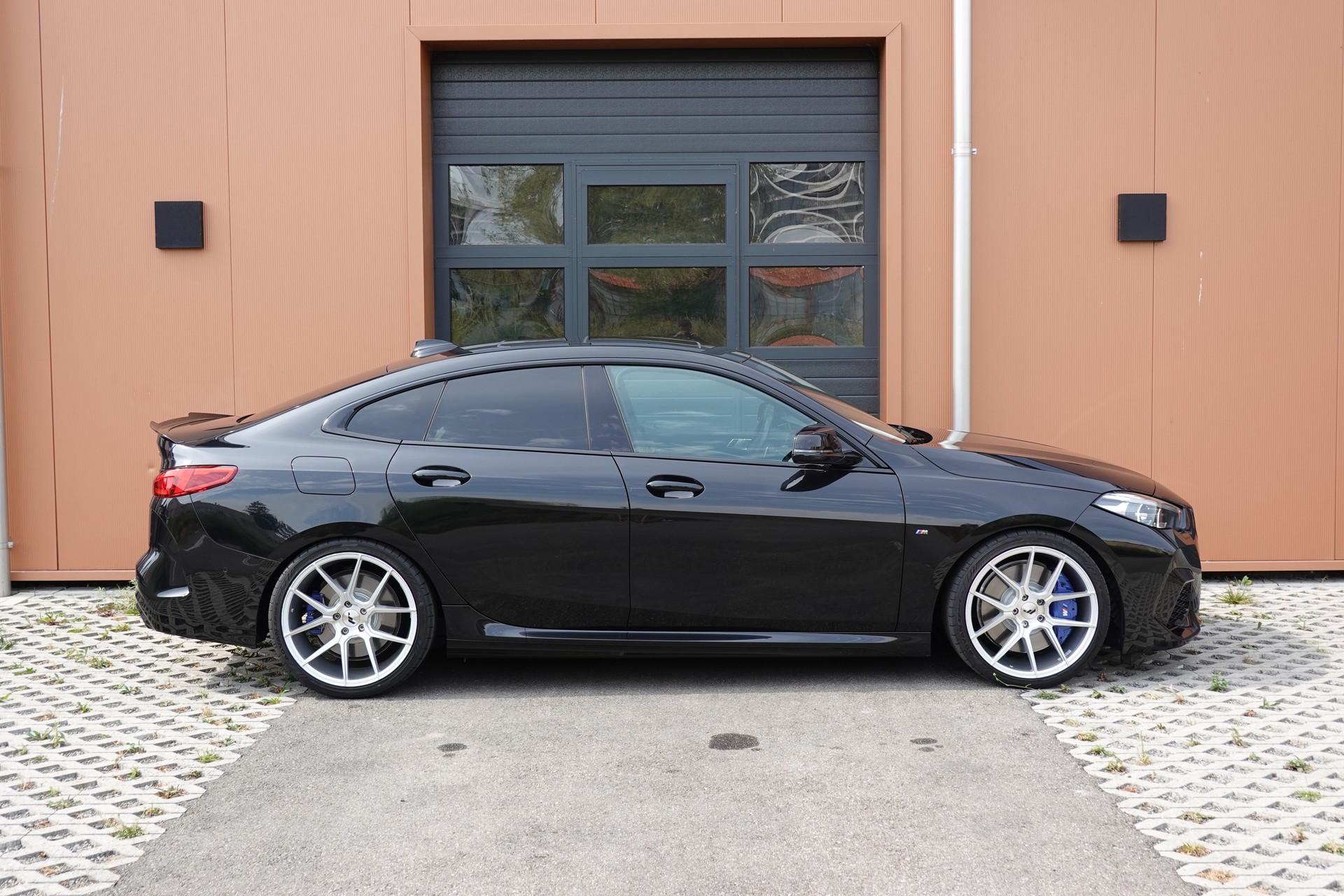 BMW M235i Gran Coupé xDrive - "CH Auto * Harman Kardon * Caméra * Tempomat Adaptatif * Service gratuit * Sièges Sport"-showroom-element-3