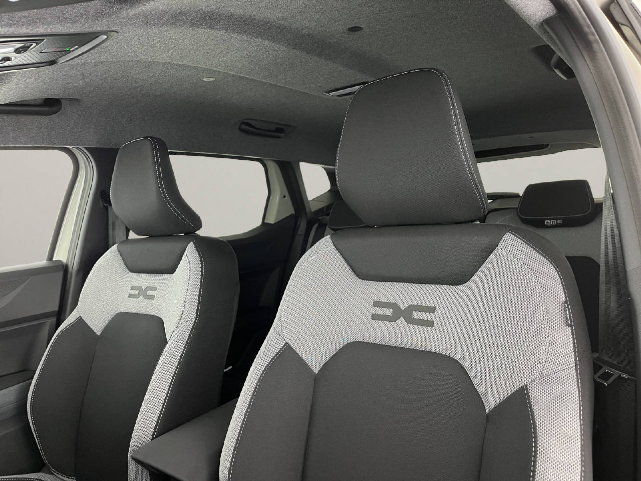 DACIA Duster 1.2 Hybrid Journey 4WD-image-8