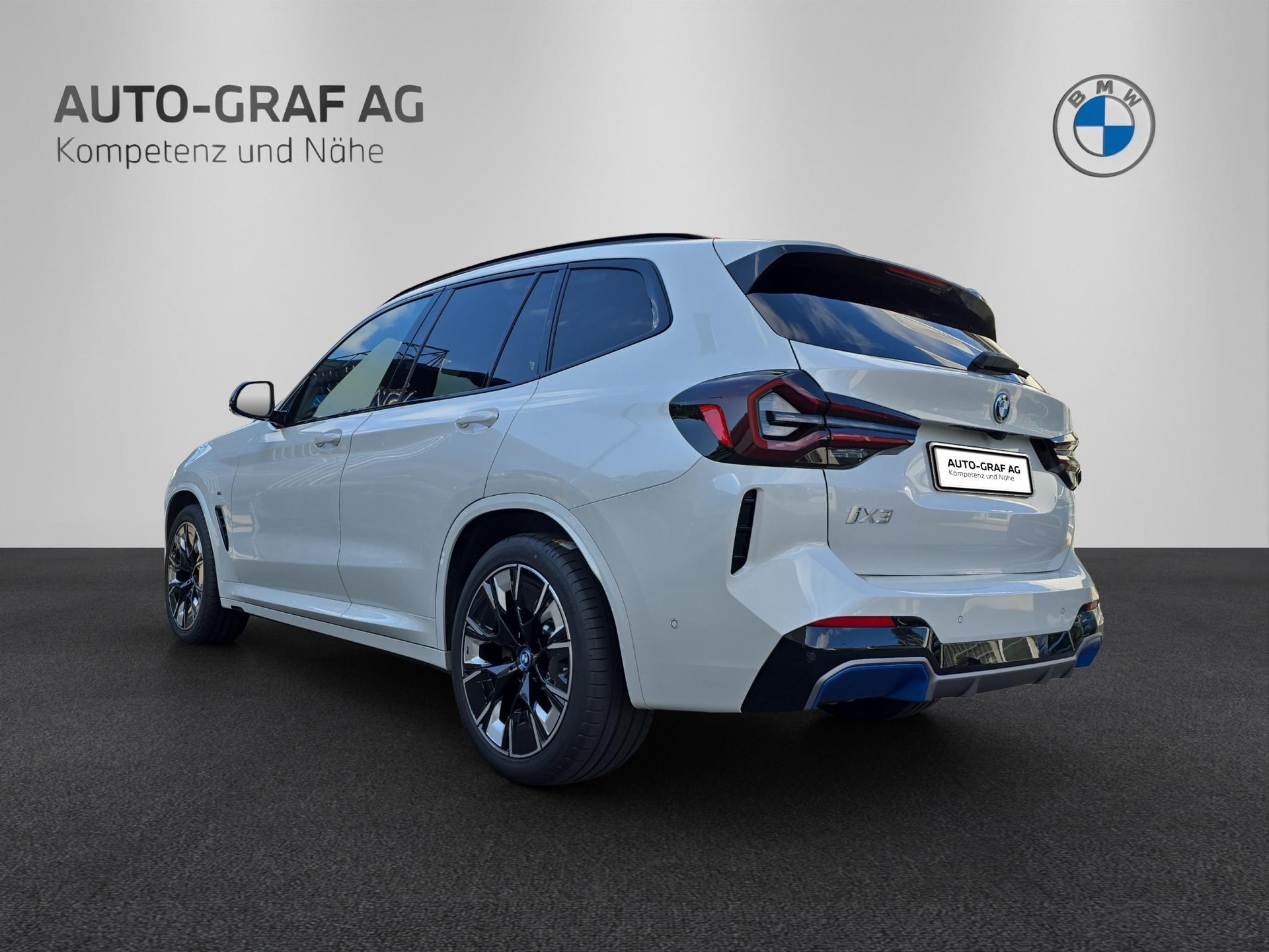 BMW iX3 Impressive-showroom-element-2