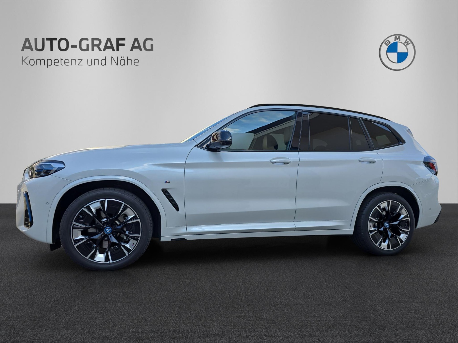 BMW iX3 Impressive-showroom-element-1