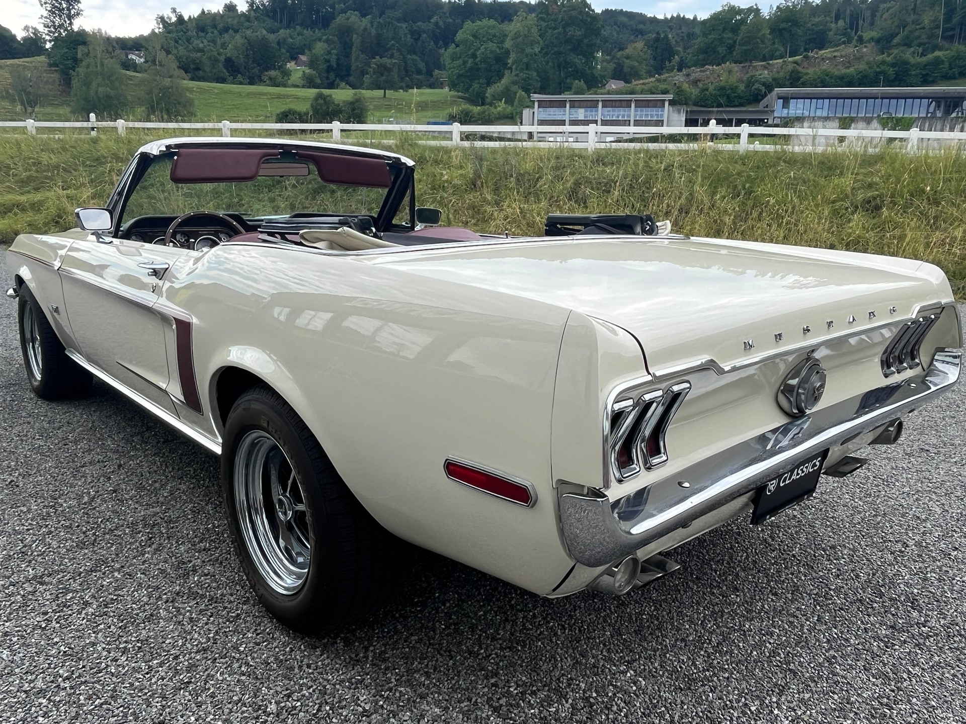 FORD Mustang GT 390 Convertible-showroom-element-2