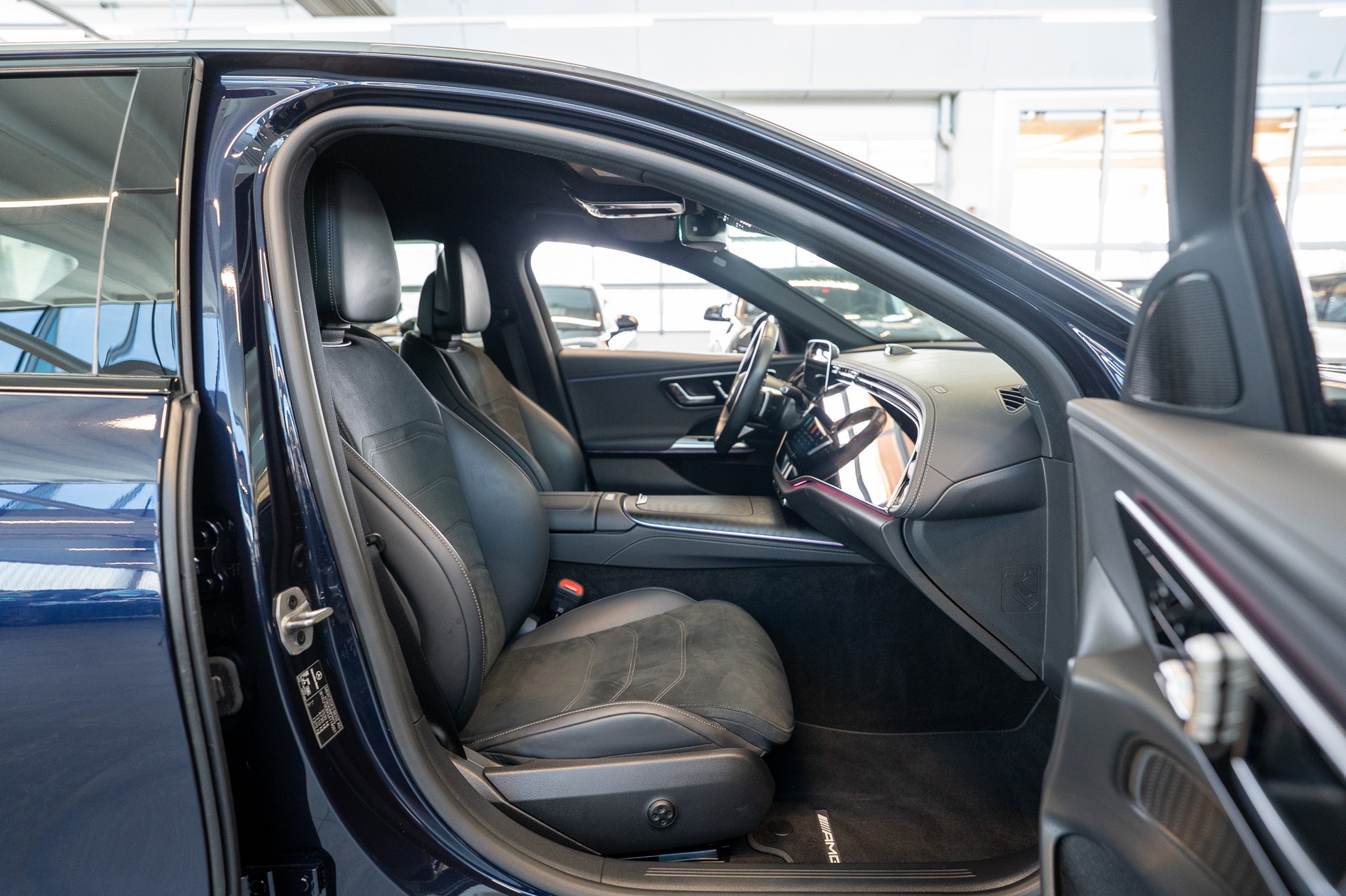 MERCEDES-BENZ E 220 d AMG Line / MBUX Superscreen / 360°Kamera / Ambientebeleuchtung-image-14