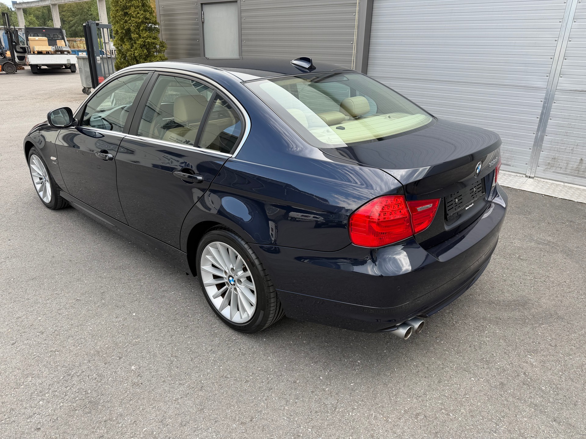 BMW BMW 330d xDrive LCI Steptronic Frisch MFK-showroom-element-3