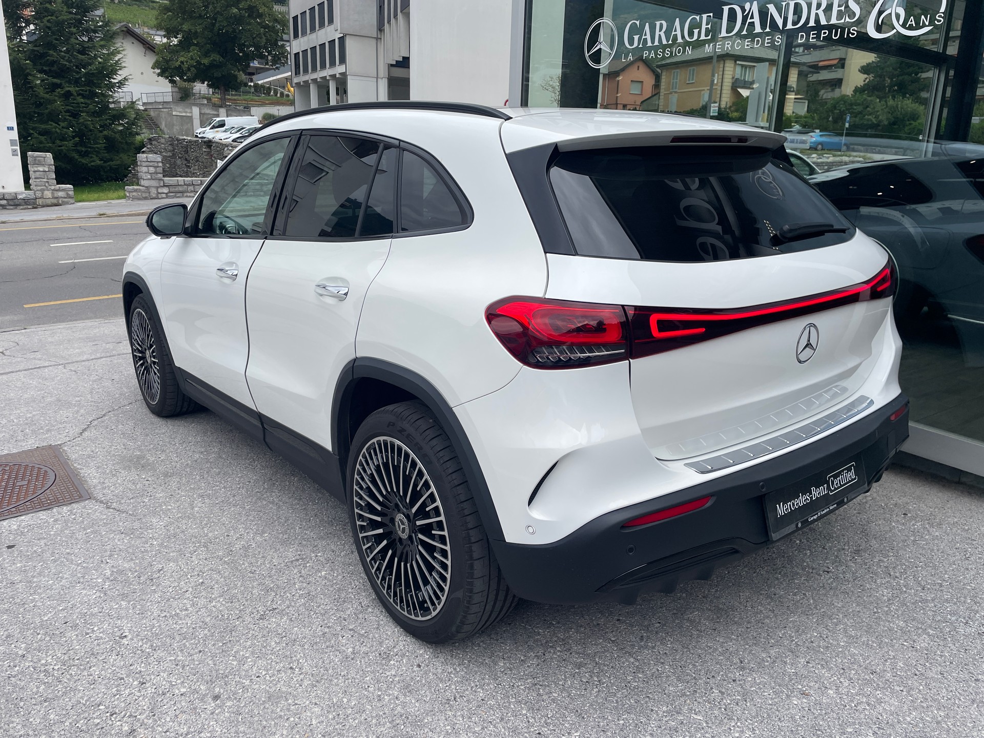 MERCEDES-BENZ EQA 350 AMG Line 4Matic-showroom-element-2