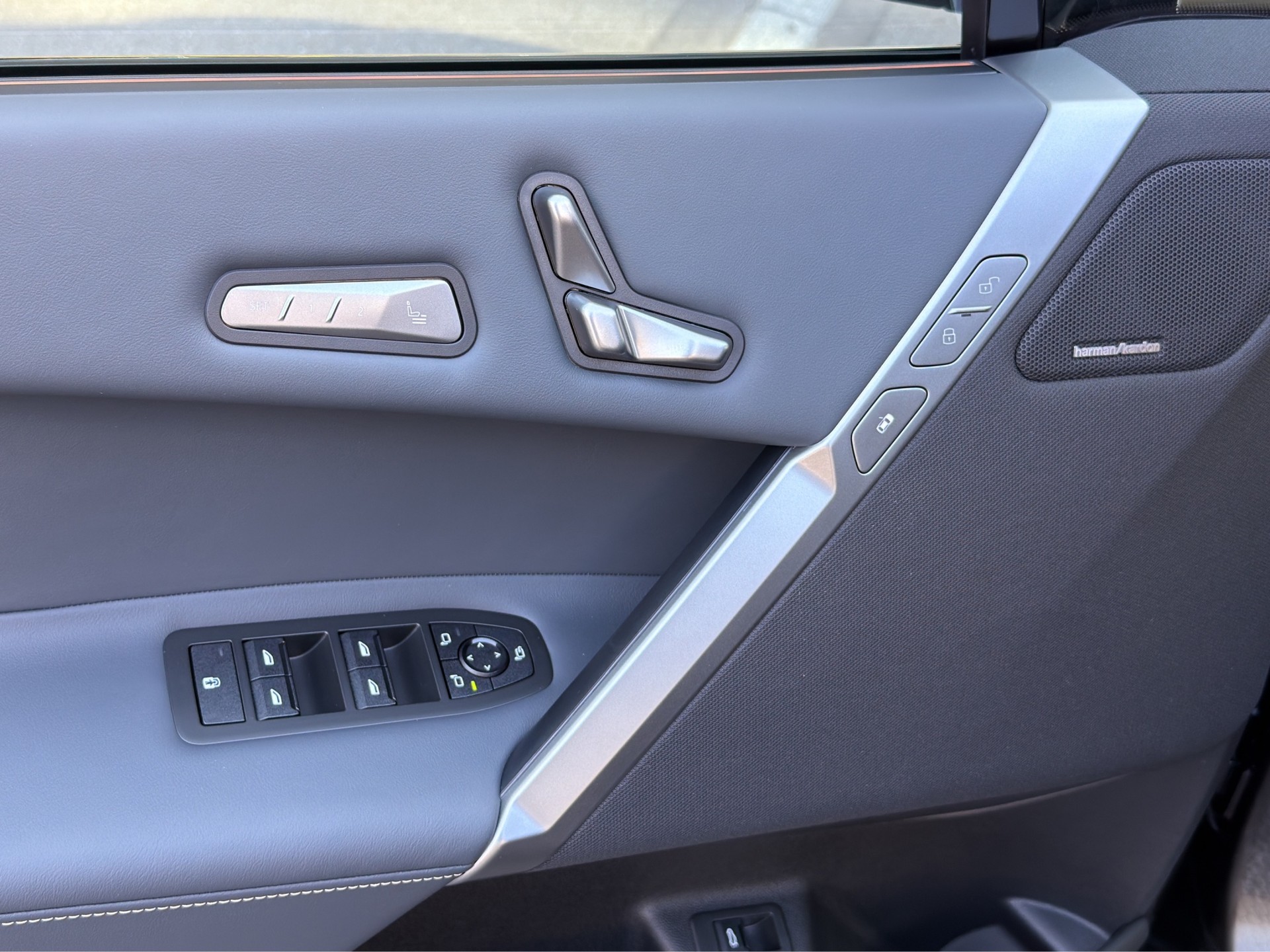 BMW iX xDrive60 M Sport Pro-image-10