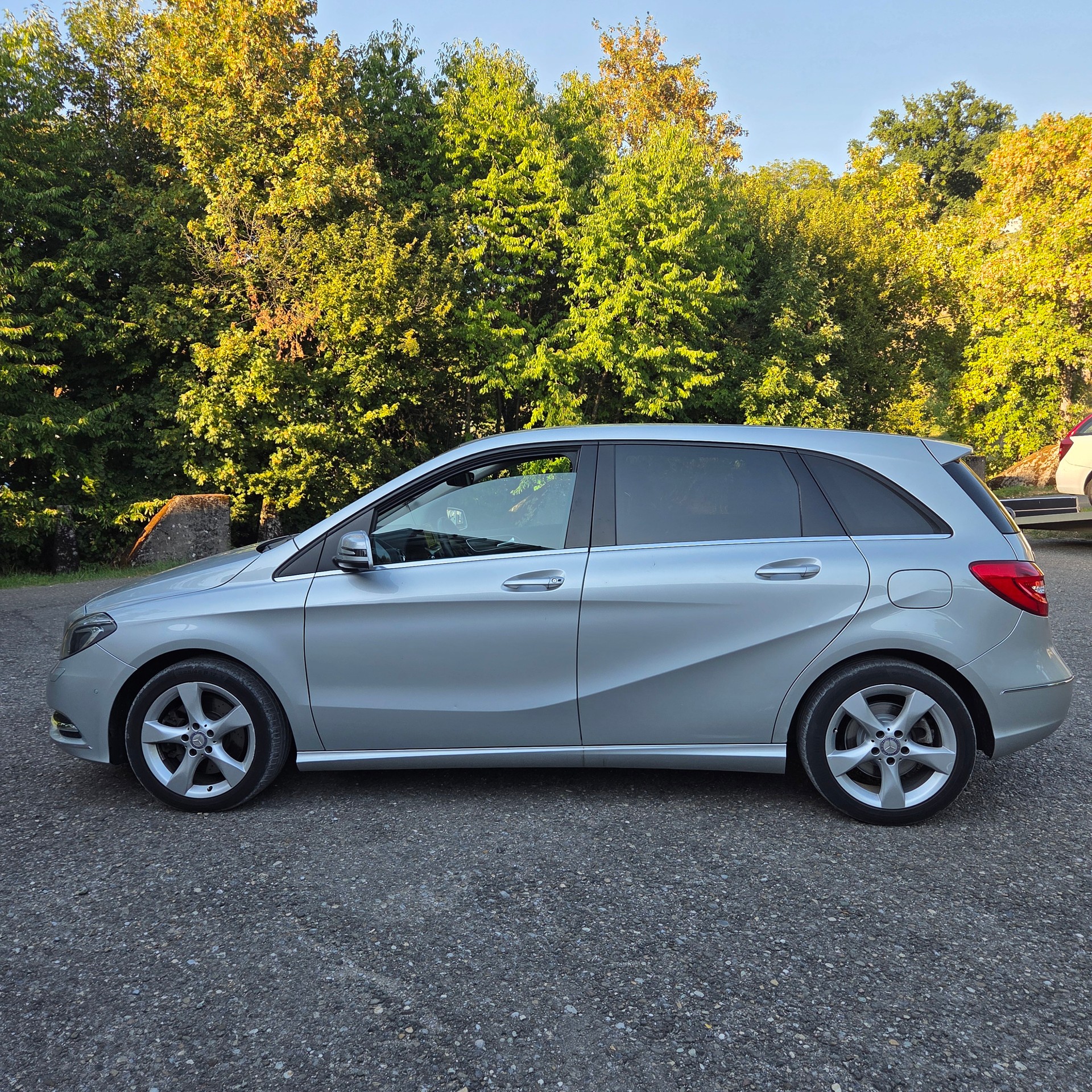 MERCEDES-BENZ B 220 4Matic 7G-DCT-image-5