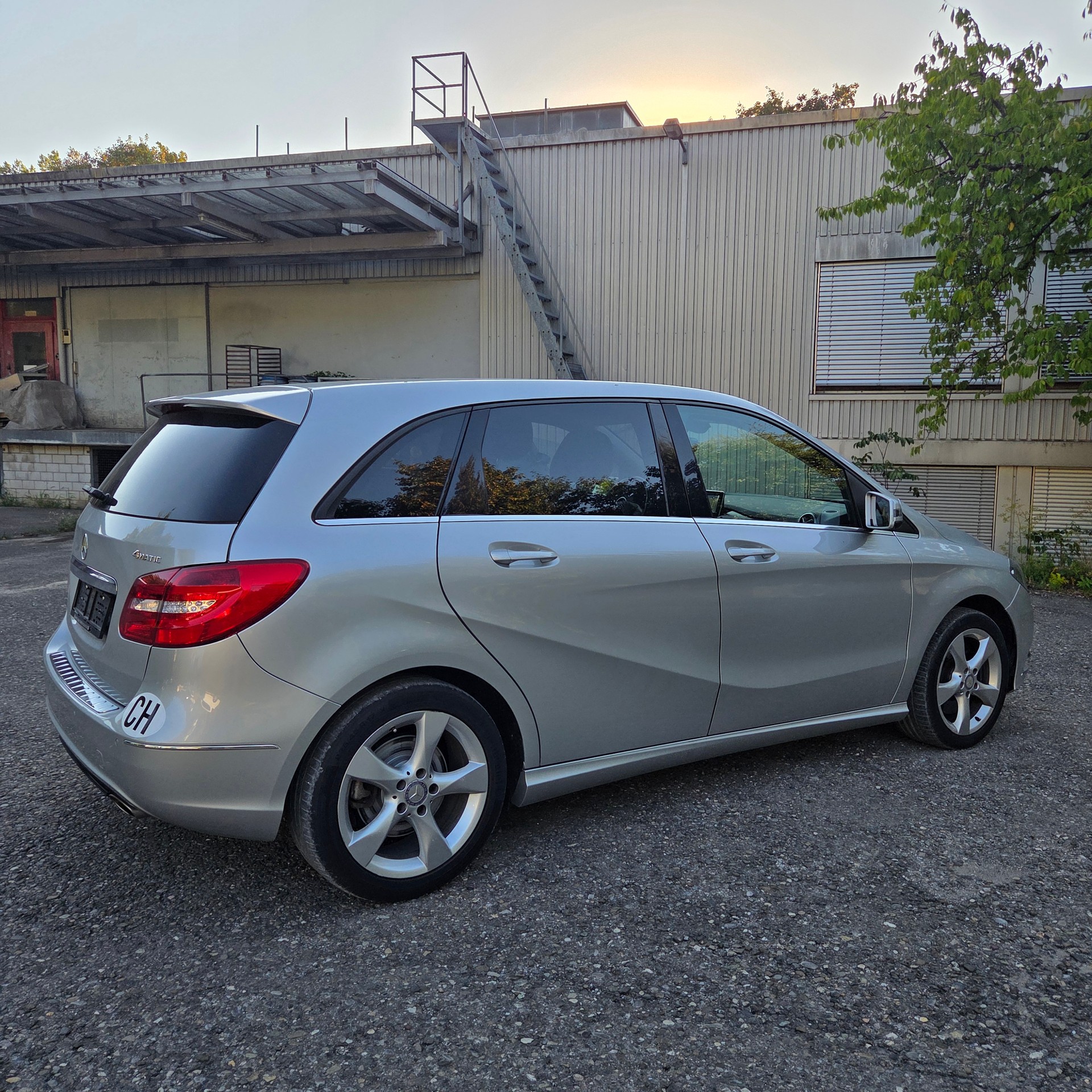 MERCEDES-BENZ B 220 4Matic 7G-DCT-image-3