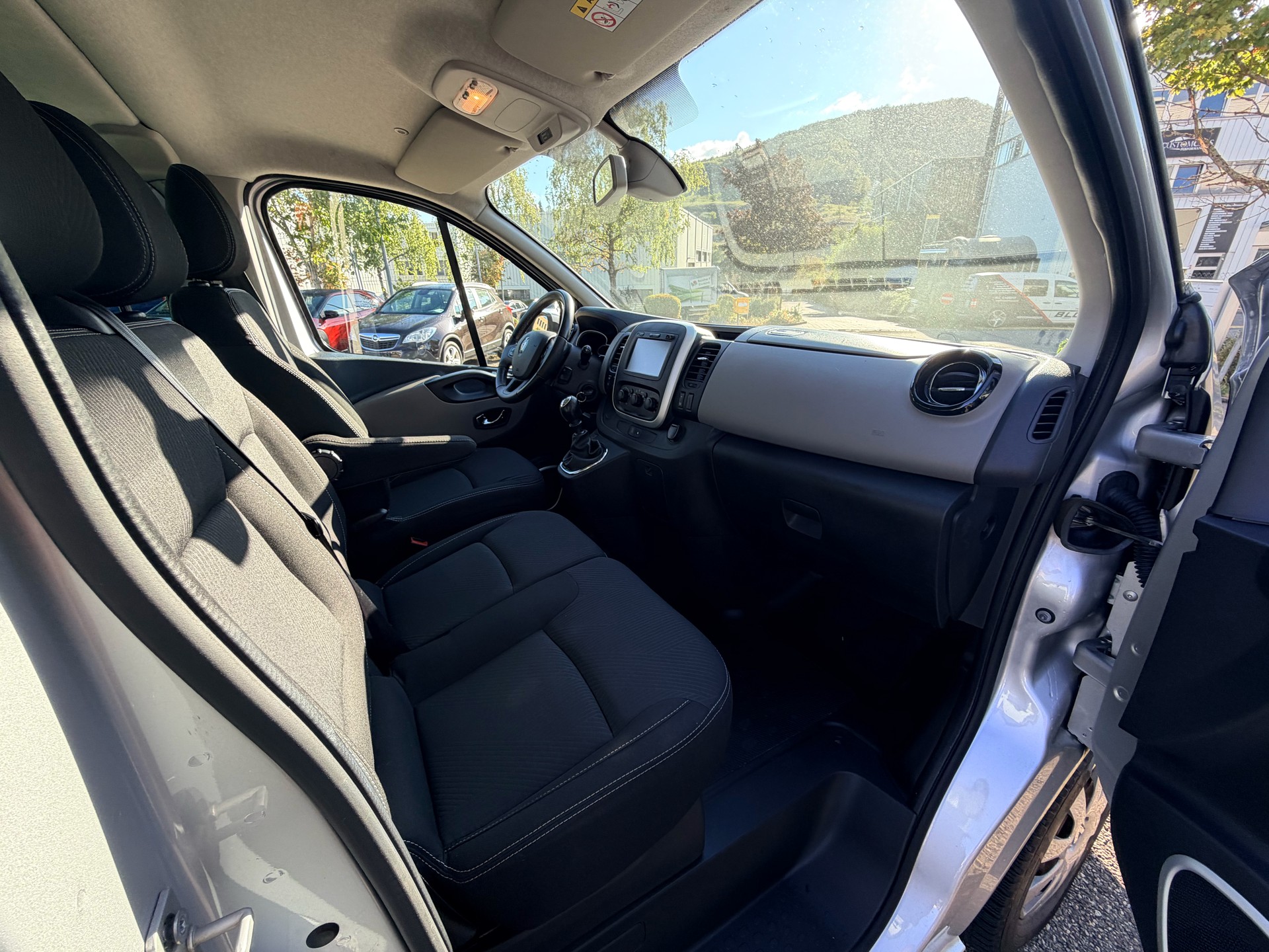 RENAULT Trafic ENERGY dCi 145 Grand Passenger Expression-image-9