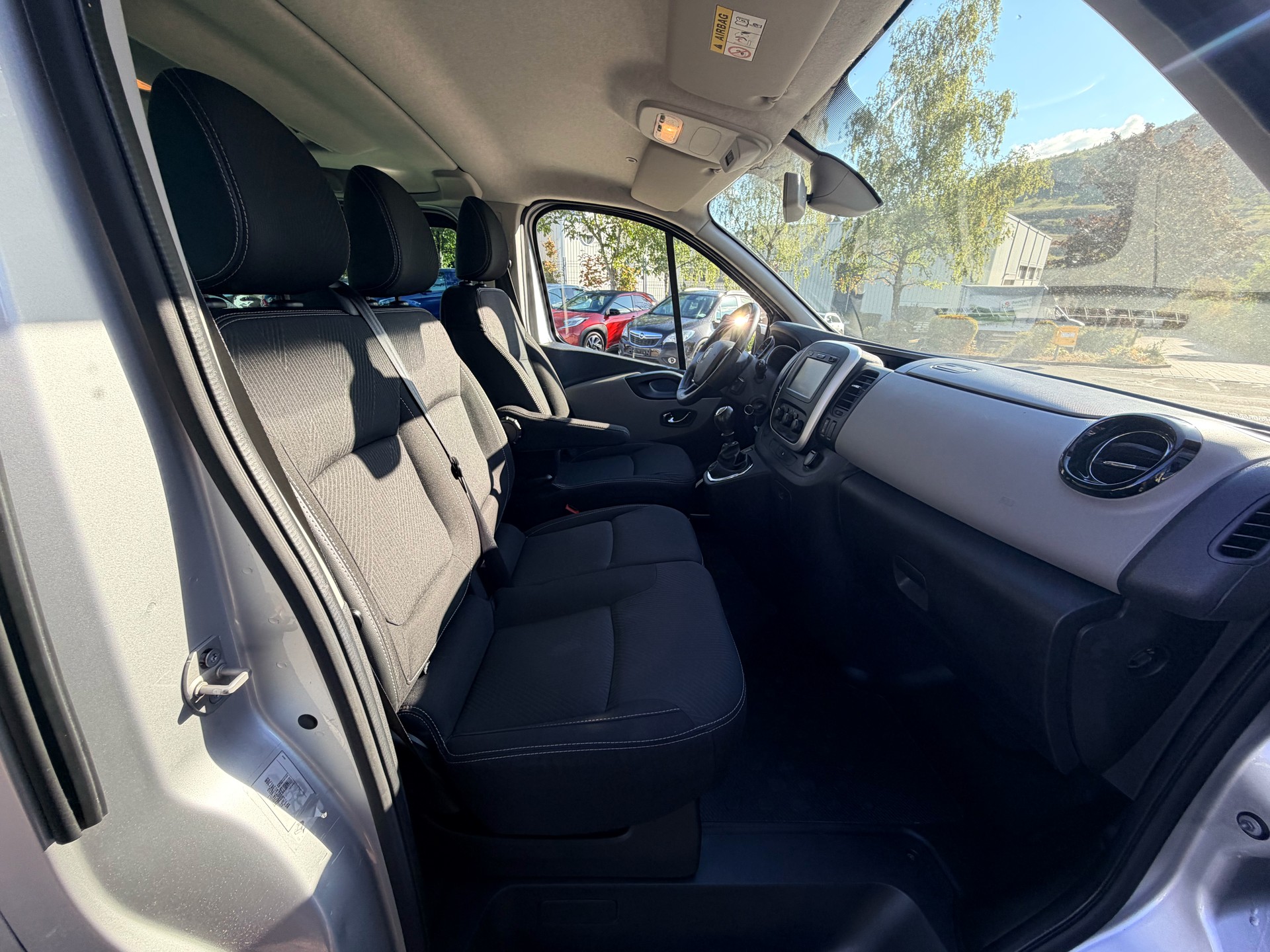RENAULT Trafic ENERGY dCi 145 Grand Passenger Expression-image-8