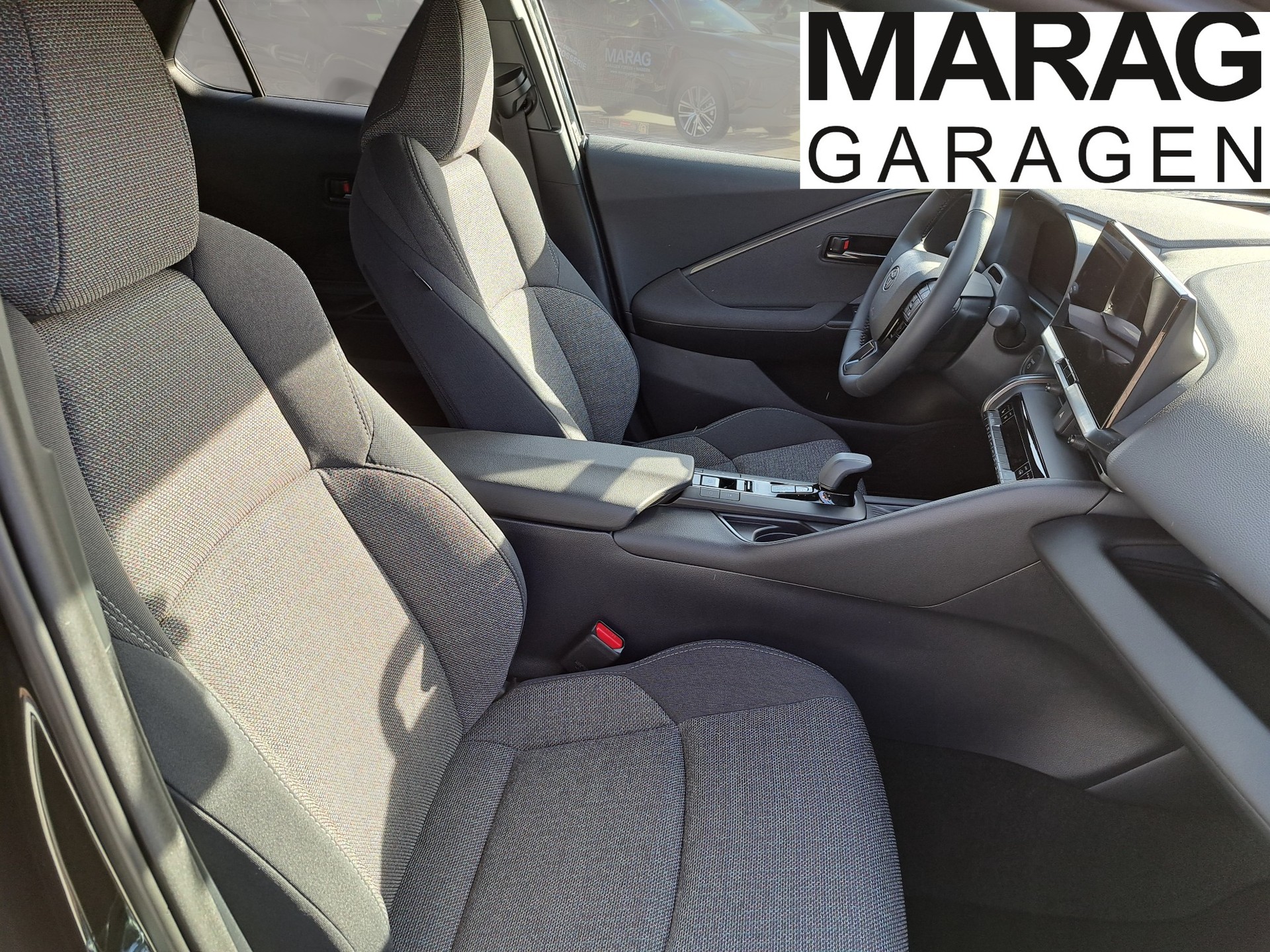 TOYOTA C-HR 2.0 HSD CVT Swiss Edition 4WD-image-6