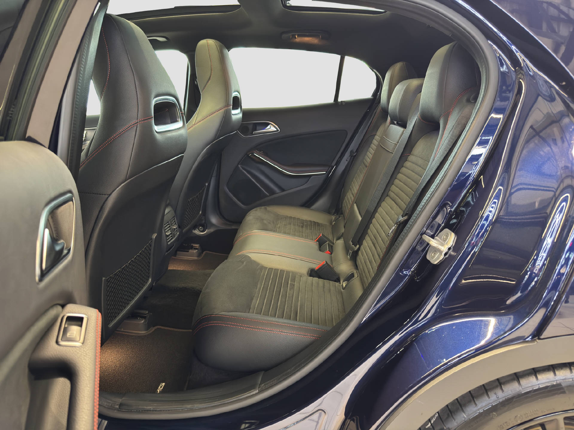 MERCEDES-BENZ GLA 250-image-13