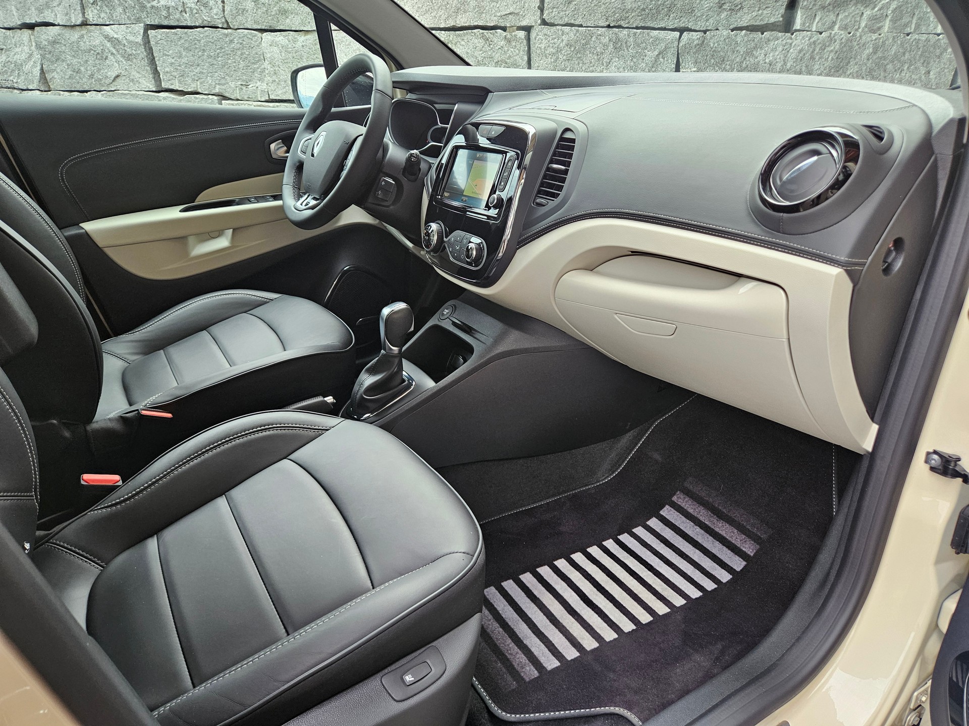RENAULT Captur 1.2 T 16V Initiale Paris EDC-image-9