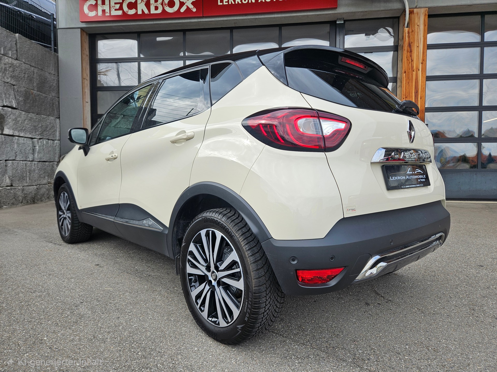 RENAULT Captur 1.2 T 16V Initiale Paris EDC-image-4