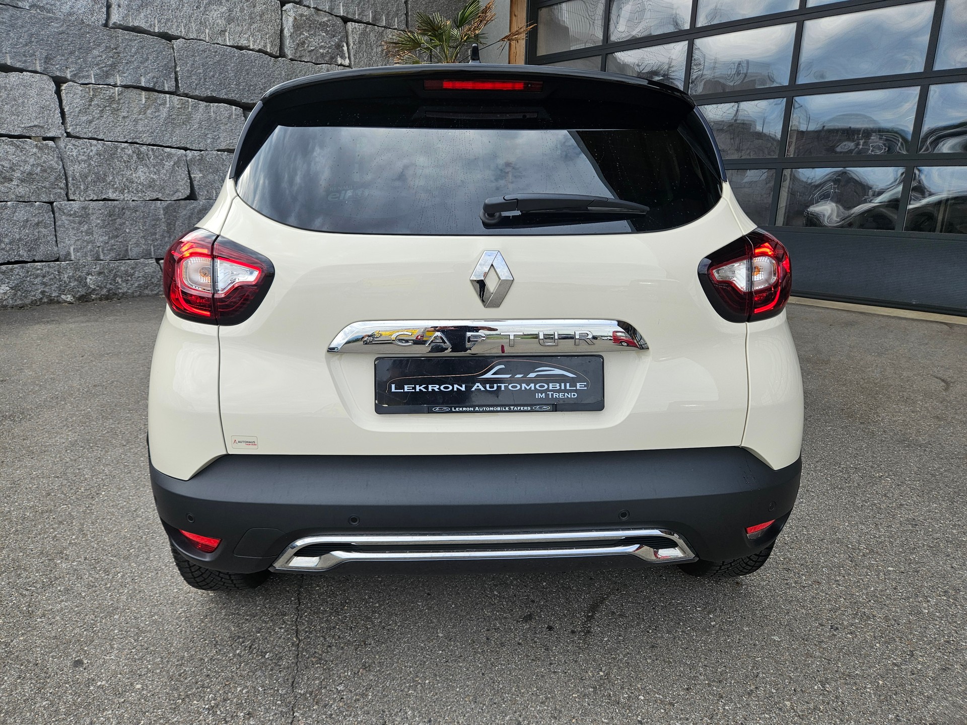 RENAULT Captur 1.2 T 16V Initiale Paris EDC-image-5
