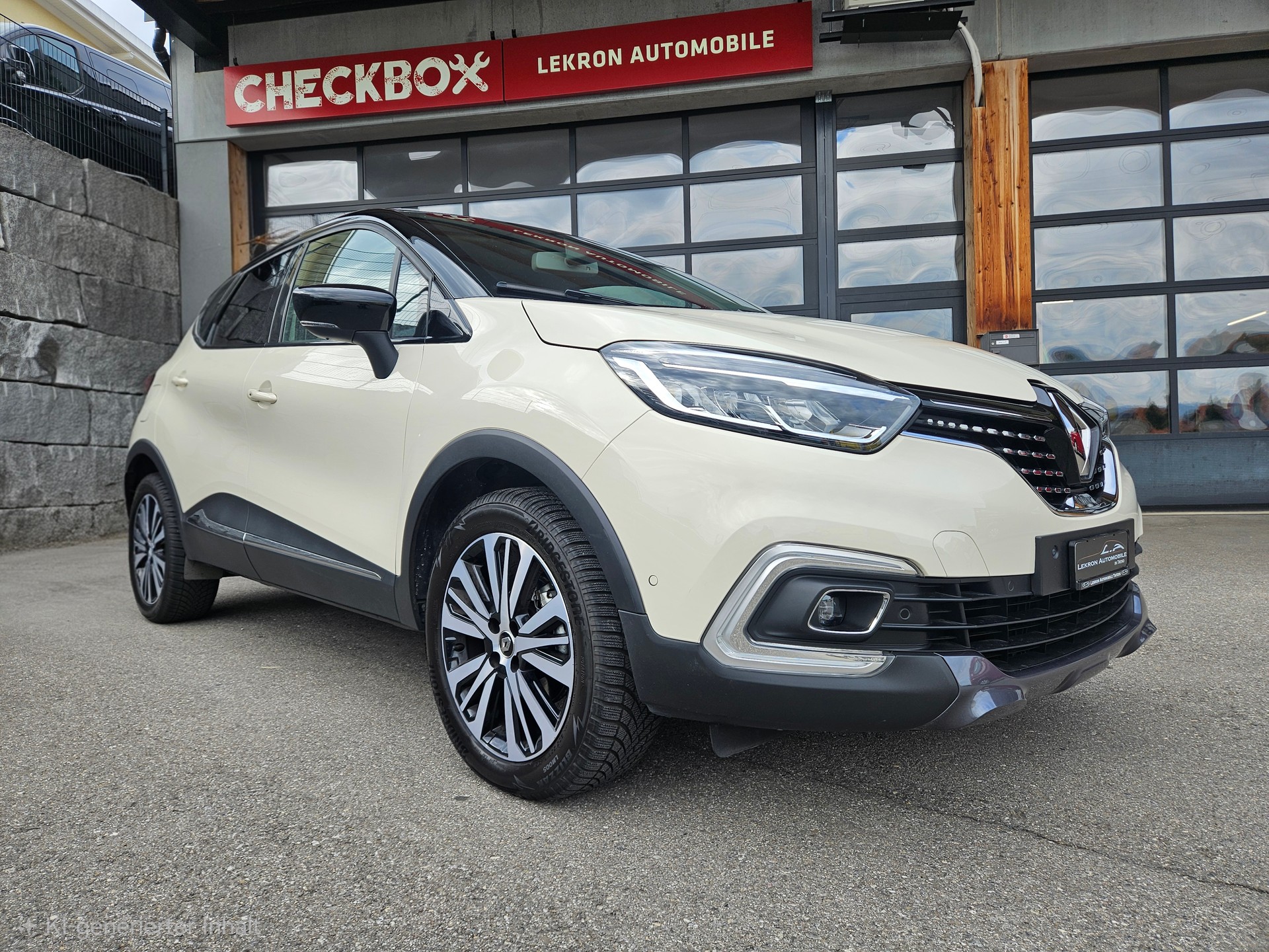 RENAULT Captur 1.2 T 16V Initiale Paris EDC
