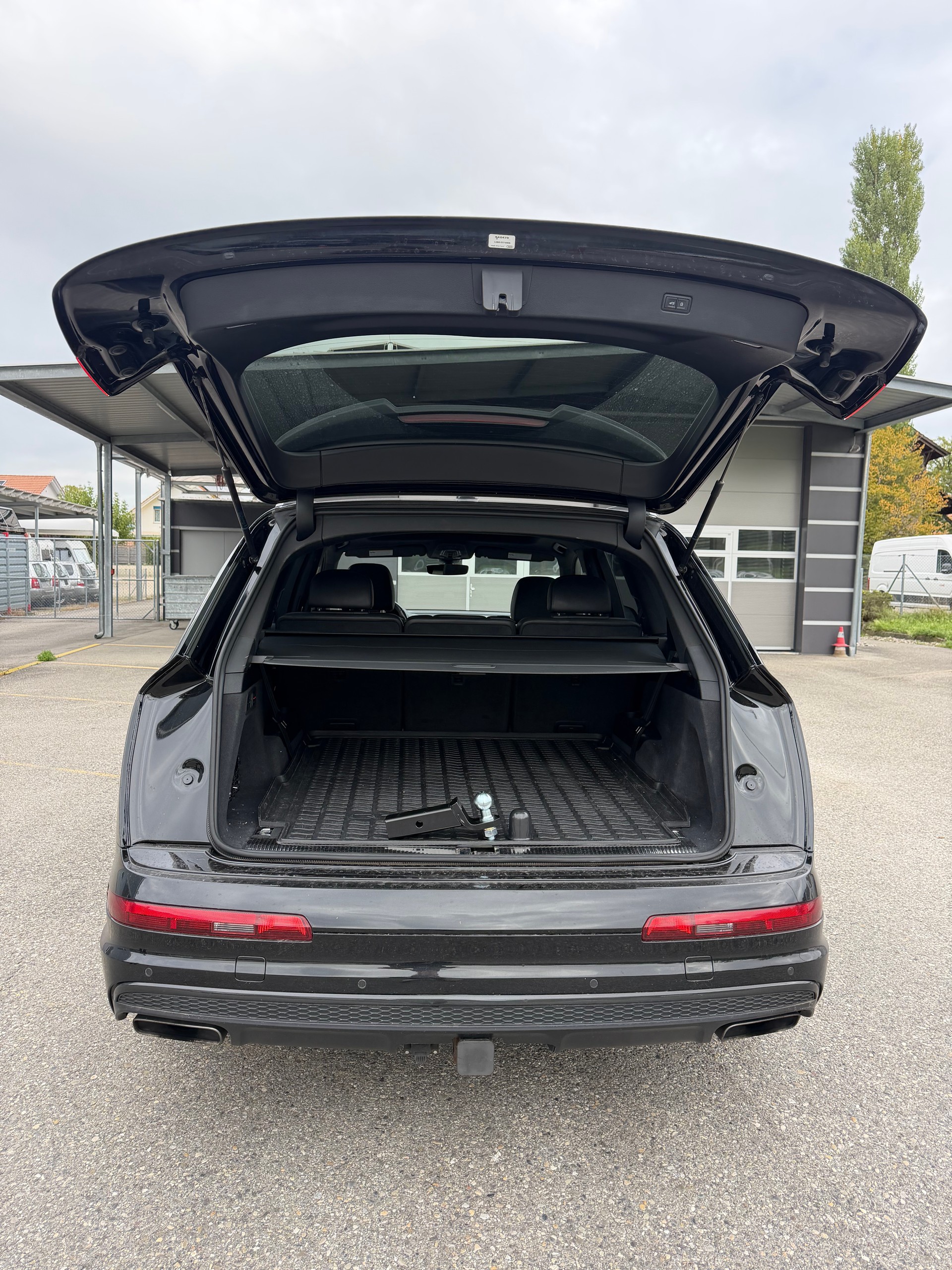 AUDI S-LINE !! Q7 3.0 TFSI " 2018" QUATTRO MIT 7 SITZPLÄTZE" TIPTRONIC 333 PS BENZIN. AB MFK. AB SERVICE. MIT AHK 3500 KG .-image-22