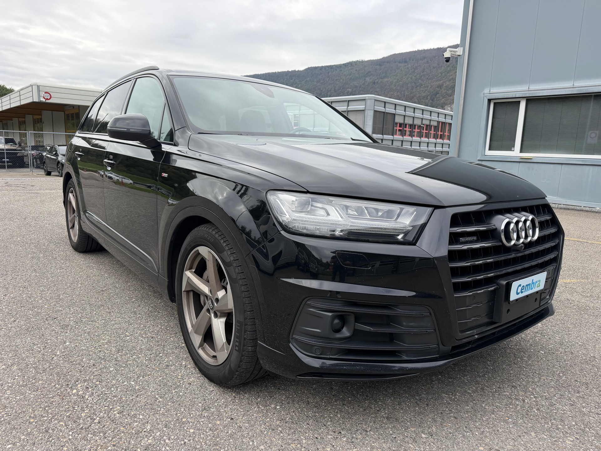 AUDI S-LINE !! Q7 3.0 TFSI " 2018" QUATTRO MIT 7 SITZPLÄTZE" TIPTRONIC 333 PS BENZIN. AB MFK. AB SERVICE. MIT AHK 3500 KG .-showroom-element-2