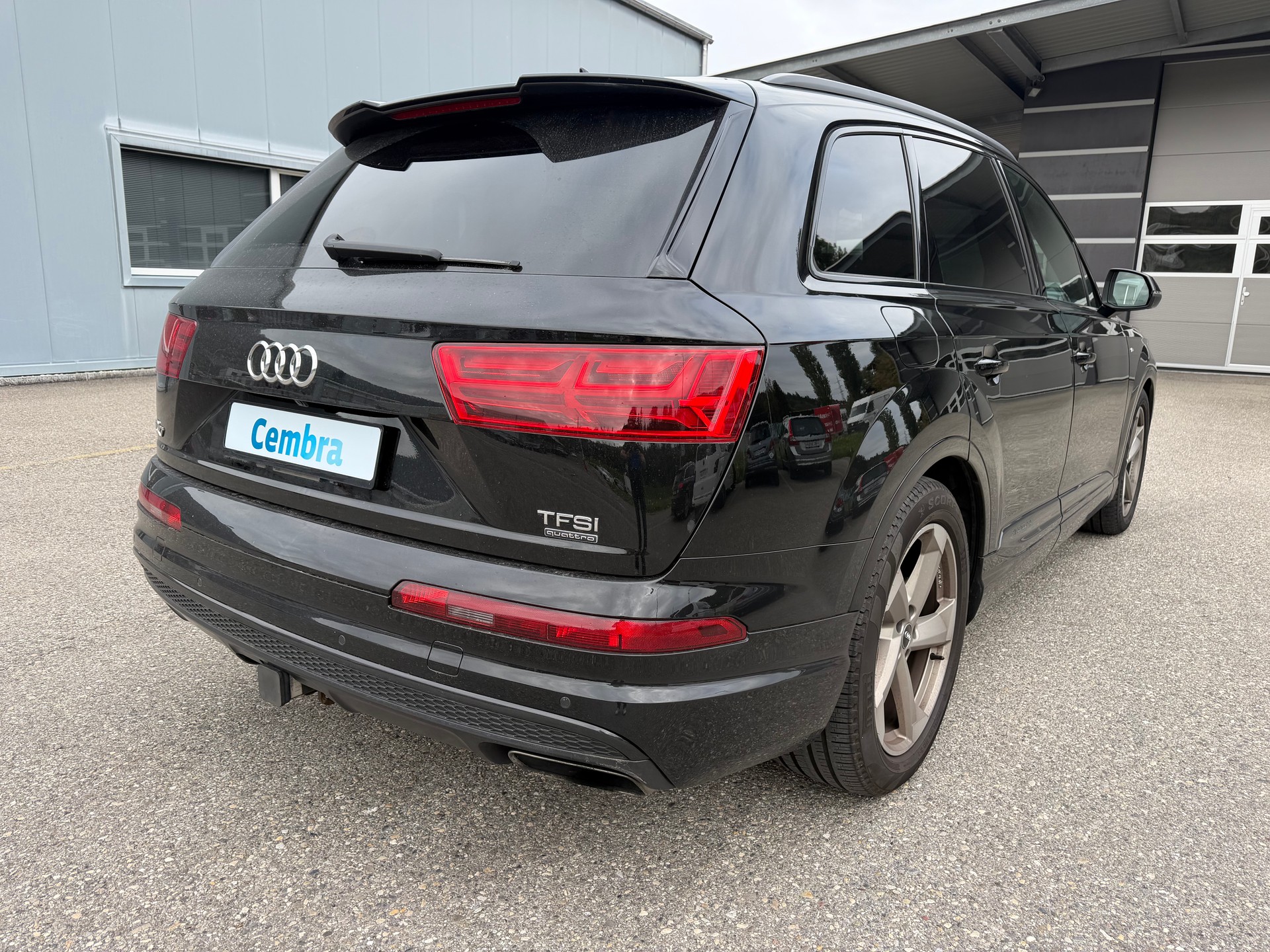 AUDI S-LINE !! Q7 3.0 TFSI " 2018" QUATTRO MIT 7 SITZPLÄTZE" TIPTRONIC 333 PS BENZIN. AB MFK. AB SERVICE. MIT AHK 3500 KG .-showroom-element-1