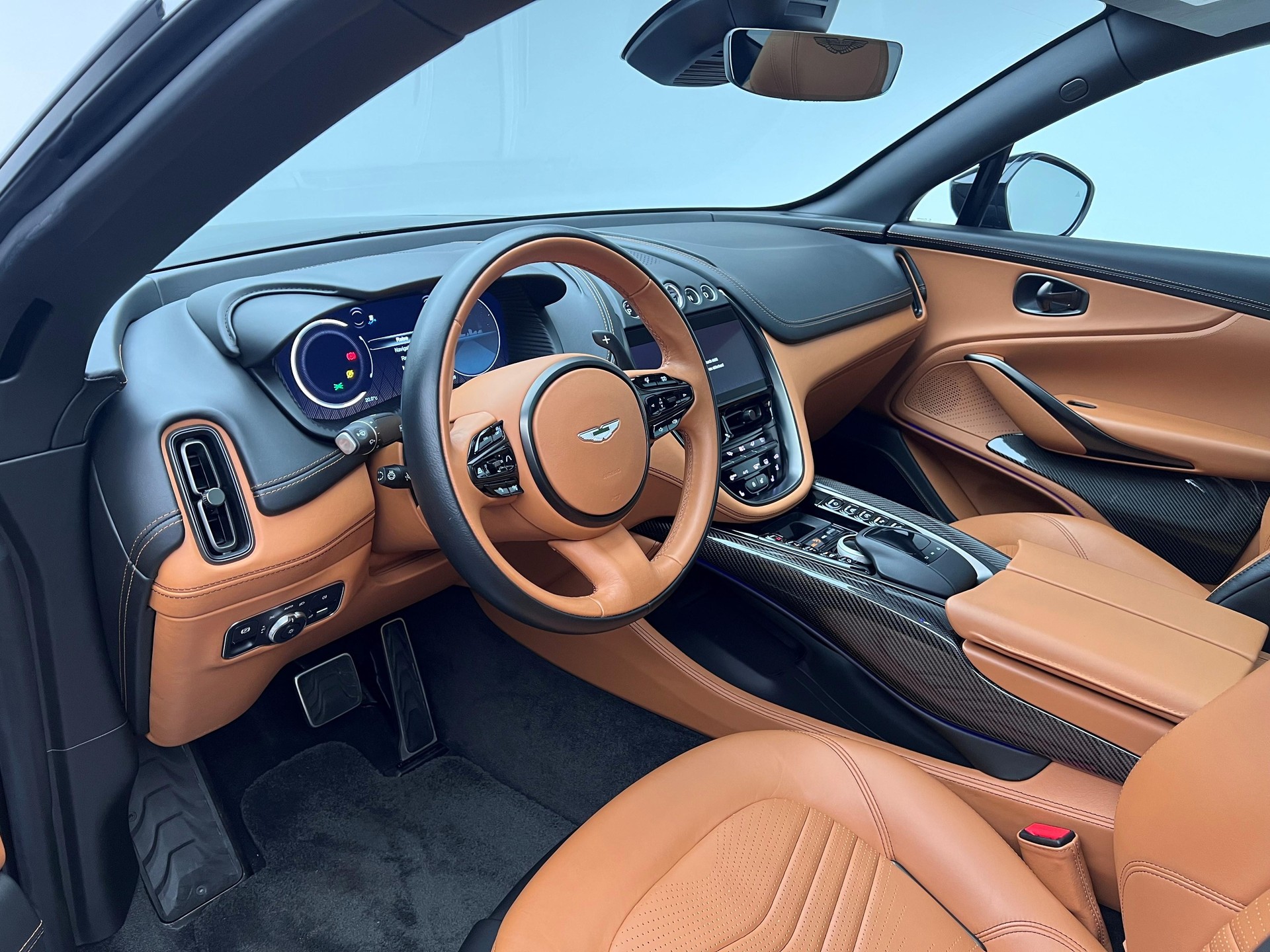 ASTON MARTIN DBX 4.0 V8 Bi-Turbo-showroom-element-2