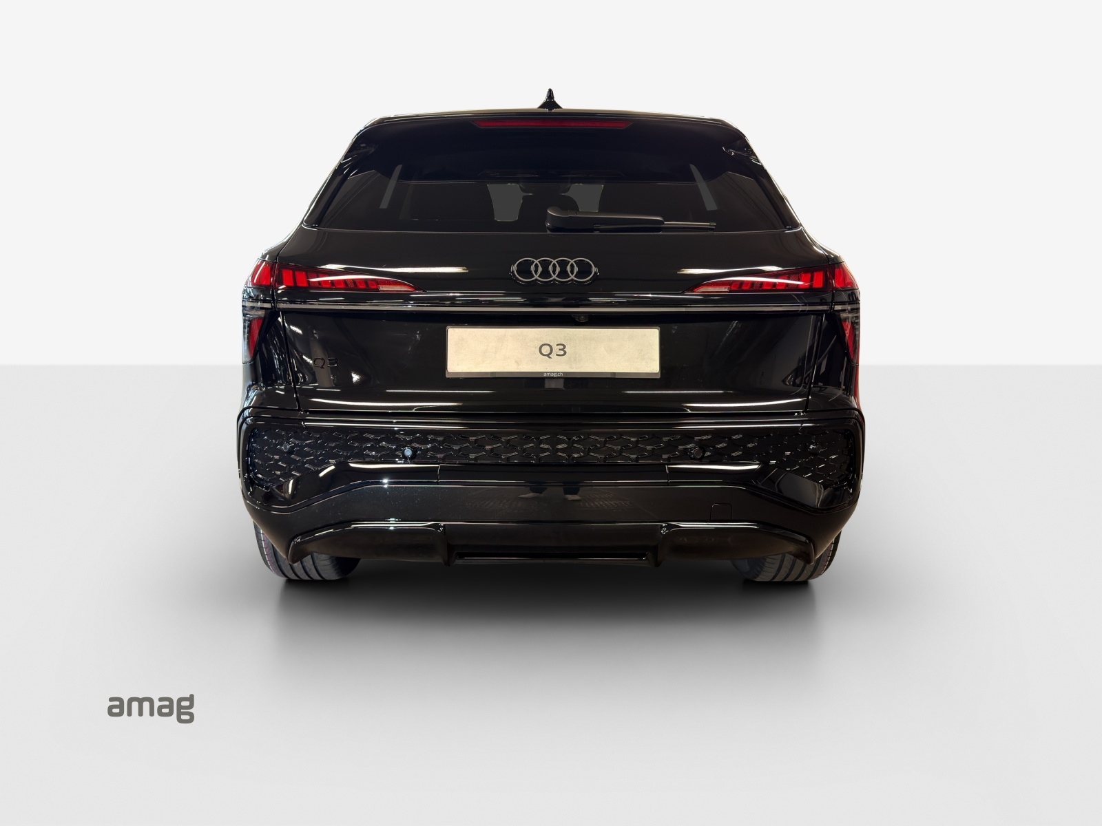 AUDI Q3 SUV e-hybrid 200 kW S tronig-showroom-element-3