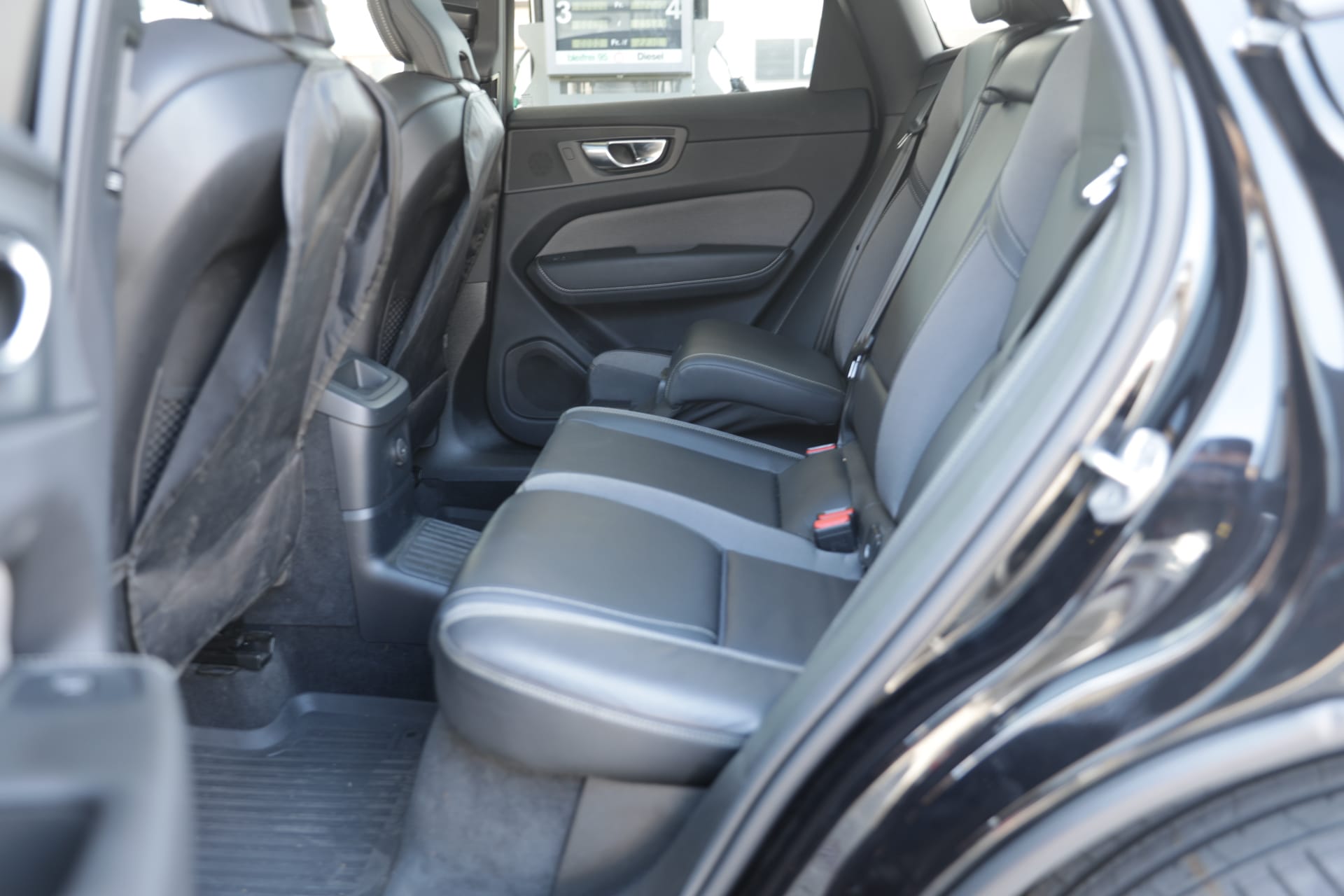 VOLVO XC60 T6 eAWD PluginHybrid Xcentric Geartronic-image-25