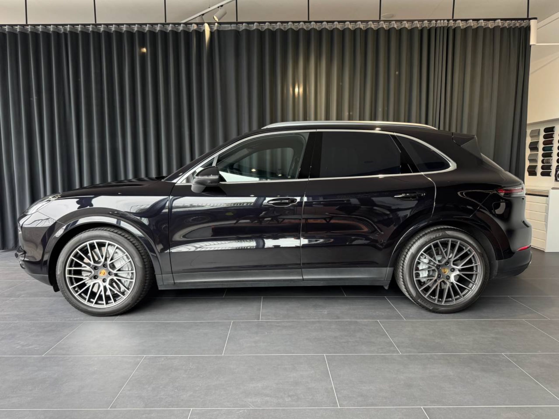 PORSCHE Cayenne S-showroom-element-1